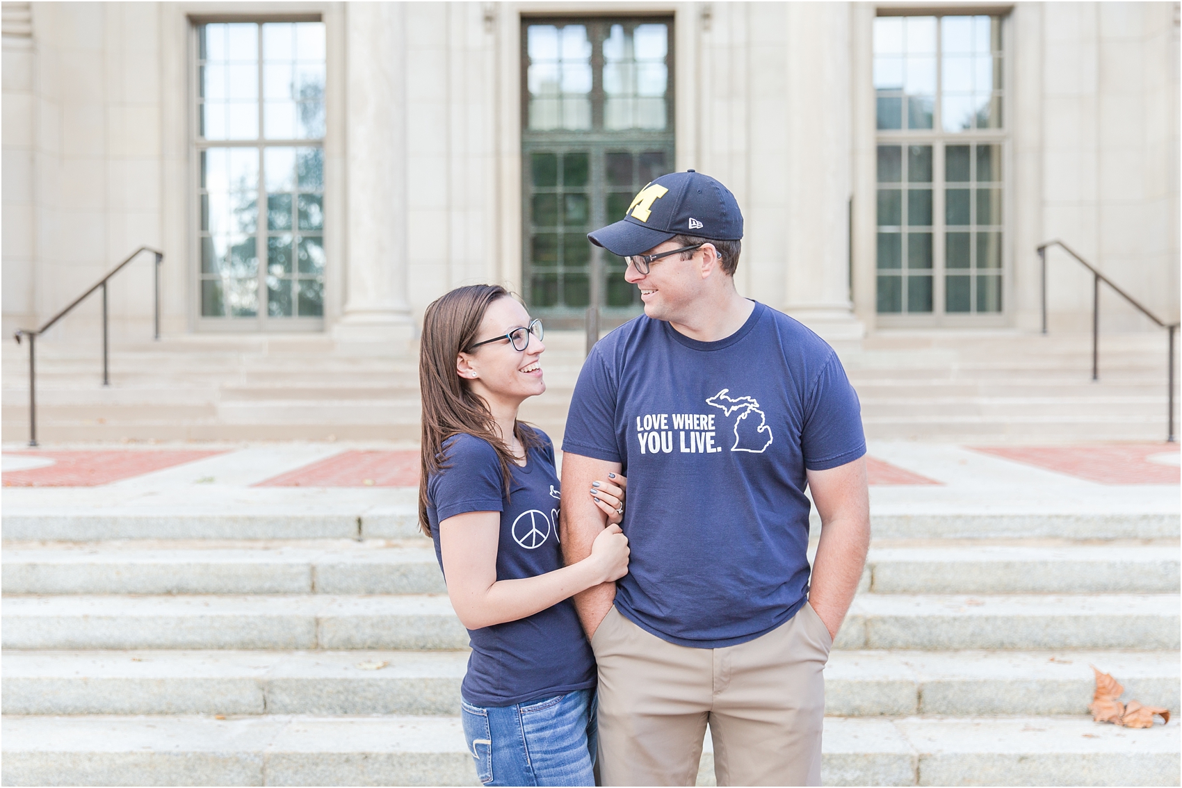 classic-fall-engagement-photos-at-the-university-of-michigan-in-ann-arbor-mi-by-courtney-carolyn-photography_0019.jpg