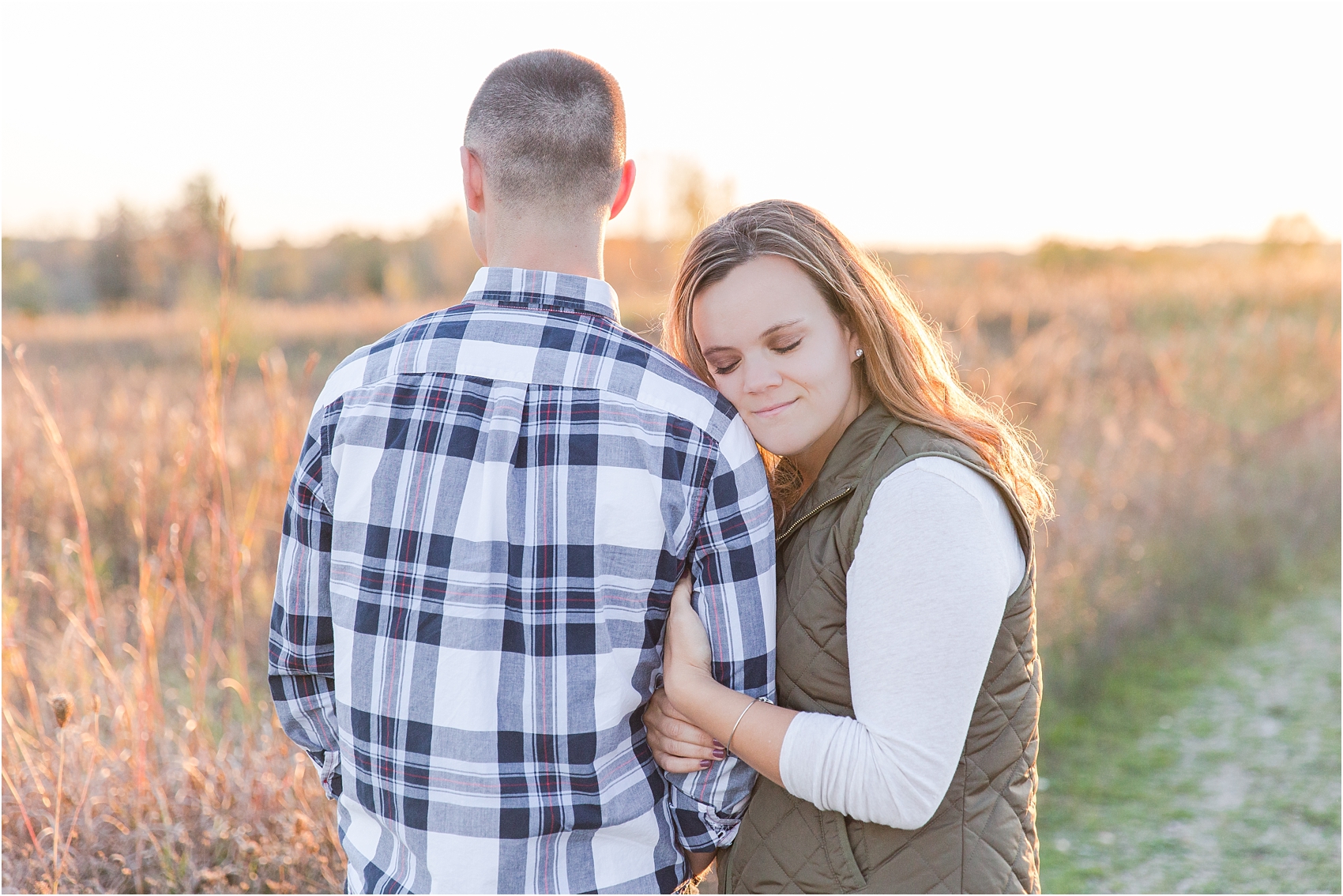 romantic-fall-engagement-photos-at-indian-springs-metropark-in-clarkston-mi-by-courtney-carolyn-photography_0008.jpg
