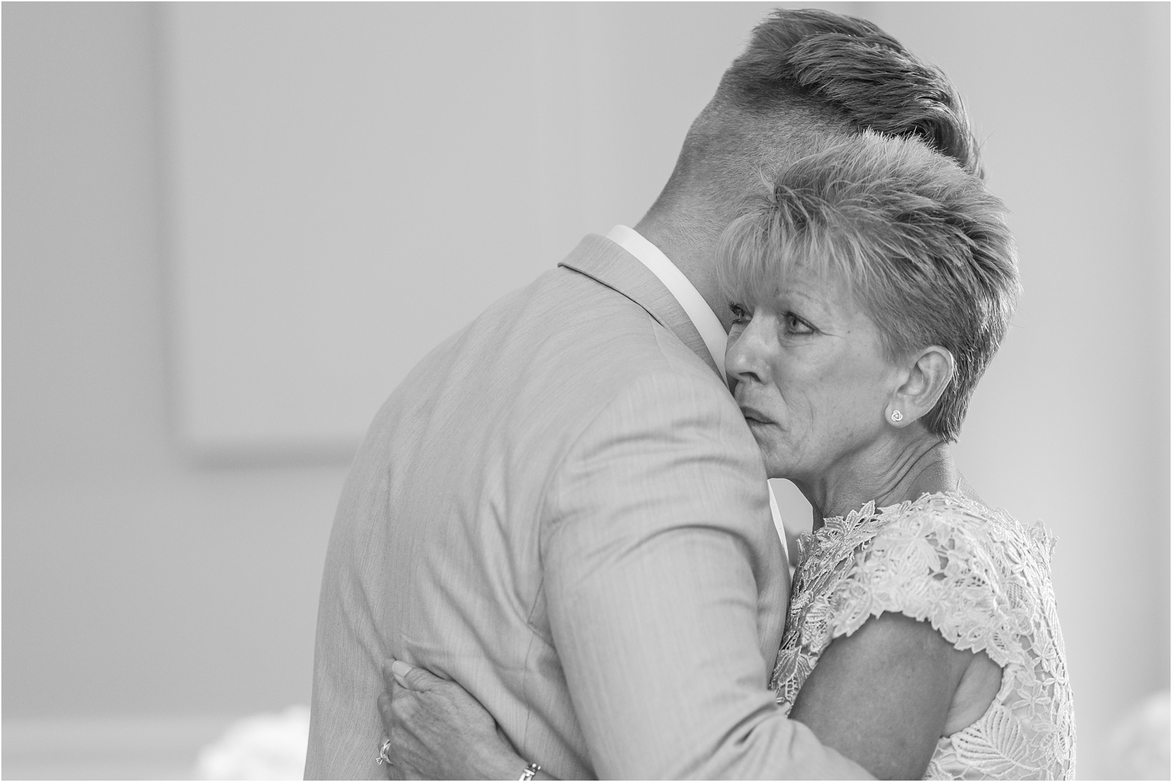 fun-whimsical-beach-wedding-photos-in-st-joseph-michigan-by-courtney-carolyn-photography_0091.jpg