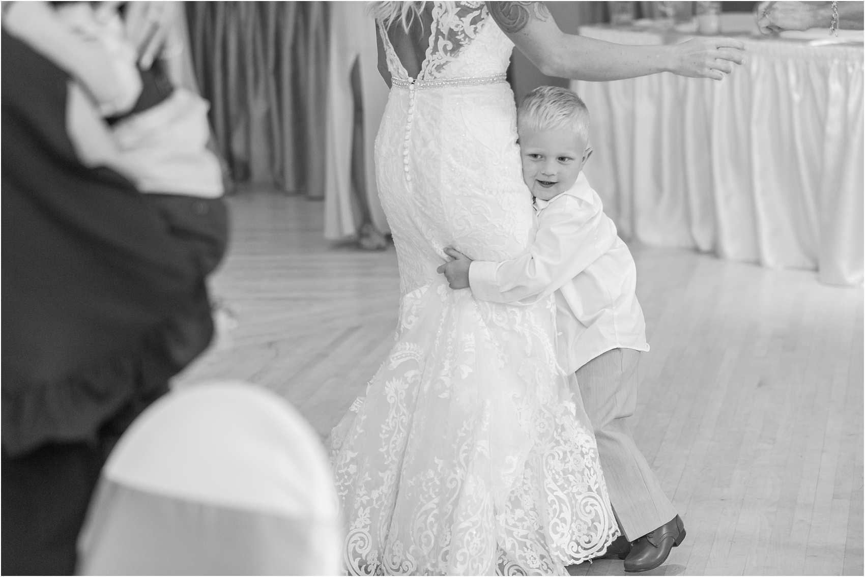 fun-whimsical-beach-wedding-photos-in-st-joseph-michigan-by-courtney-carolyn-photography_0093.jpg