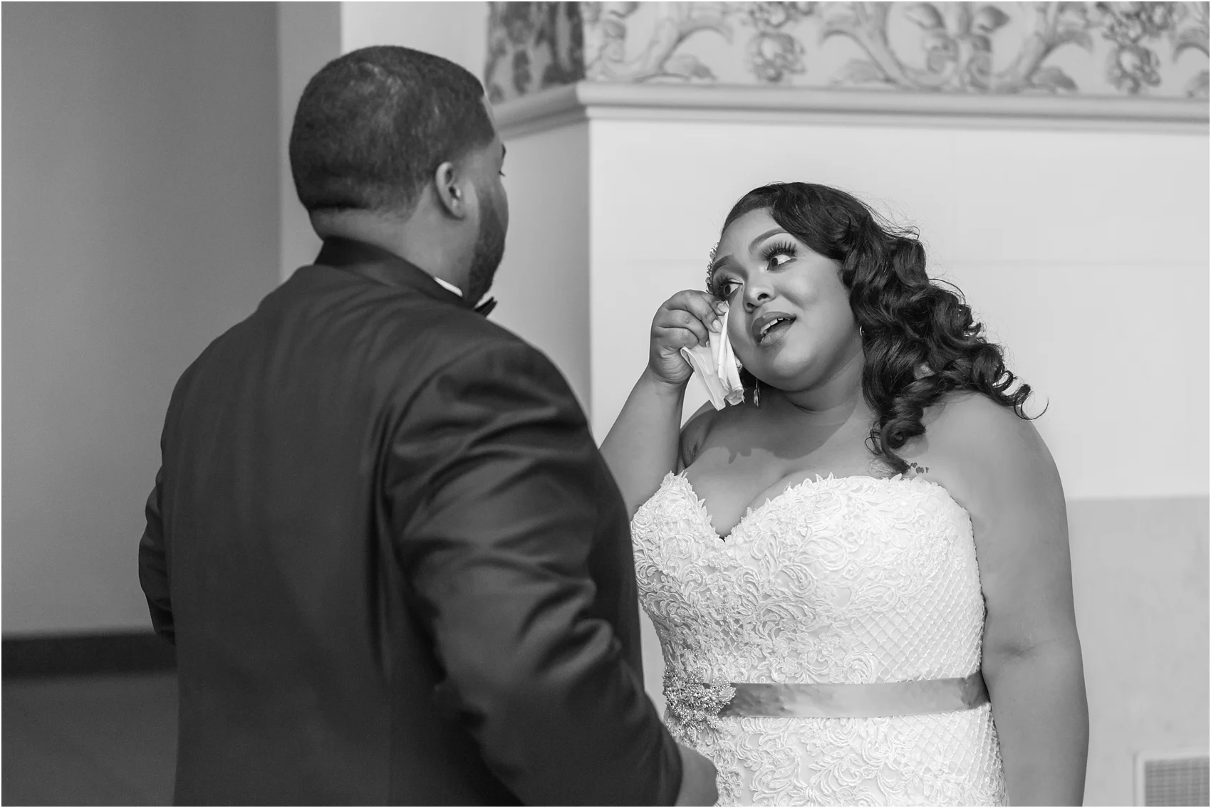 minimalist-and-modern-wedding-photos-at-30-north-saginaw-in-pontiac-michigan-by-courtney-carolyn-photography_0013.jpg