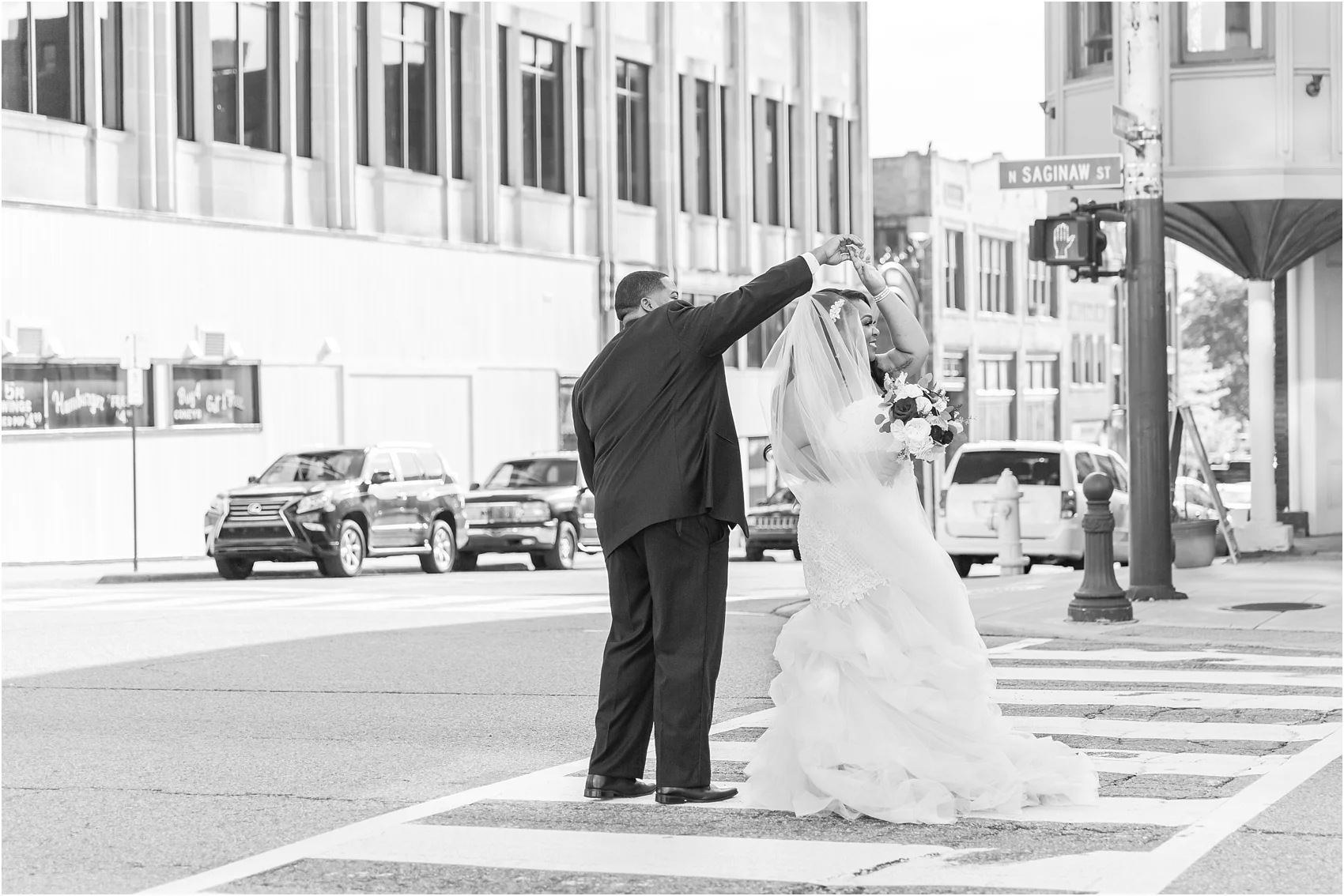 minimalist-and-modern-wedding-photos-at-30-north-saginaw-in-pontiac-michigan-by-courtney-carolyn-photography_0056.jpg