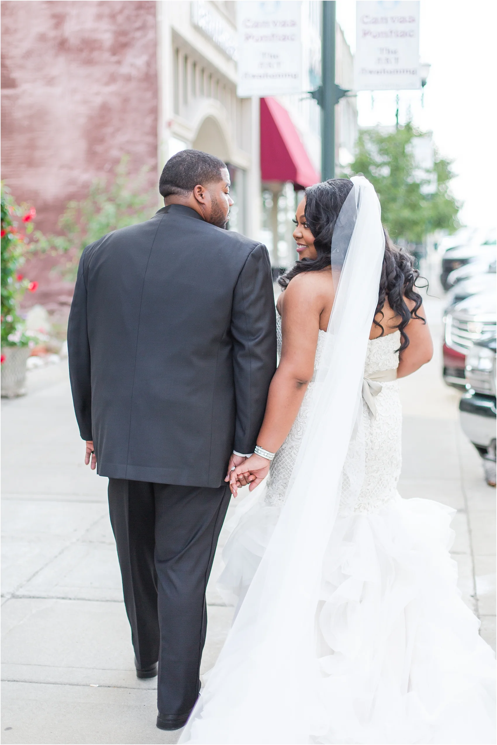 minimalist-and-modern-wedding-photos-at-30-north-saginaw-in-pontiac-michigan-by-courtney-carolyn-photography_0055.jpg