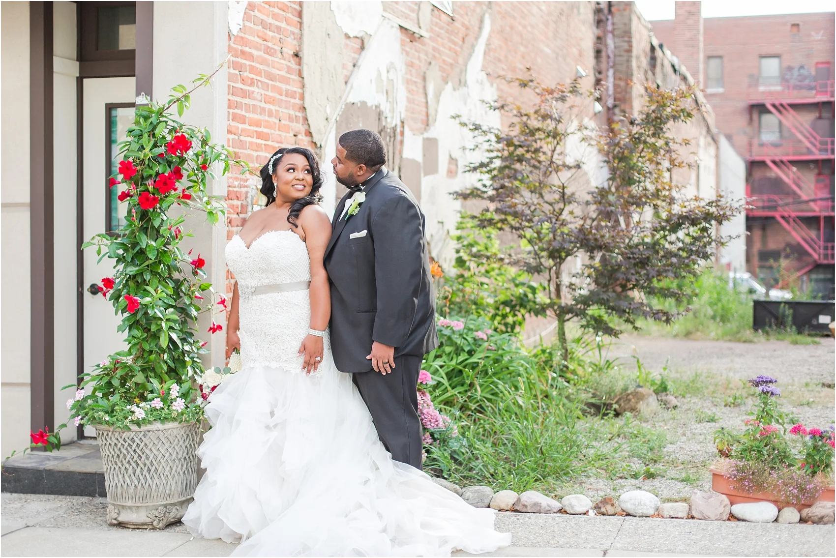 minimalist-and-modern-wedding-photos-at-30-north-saginaw-in-pontiac-michigan-by-courtney-carolyn-photography_0061.jpg