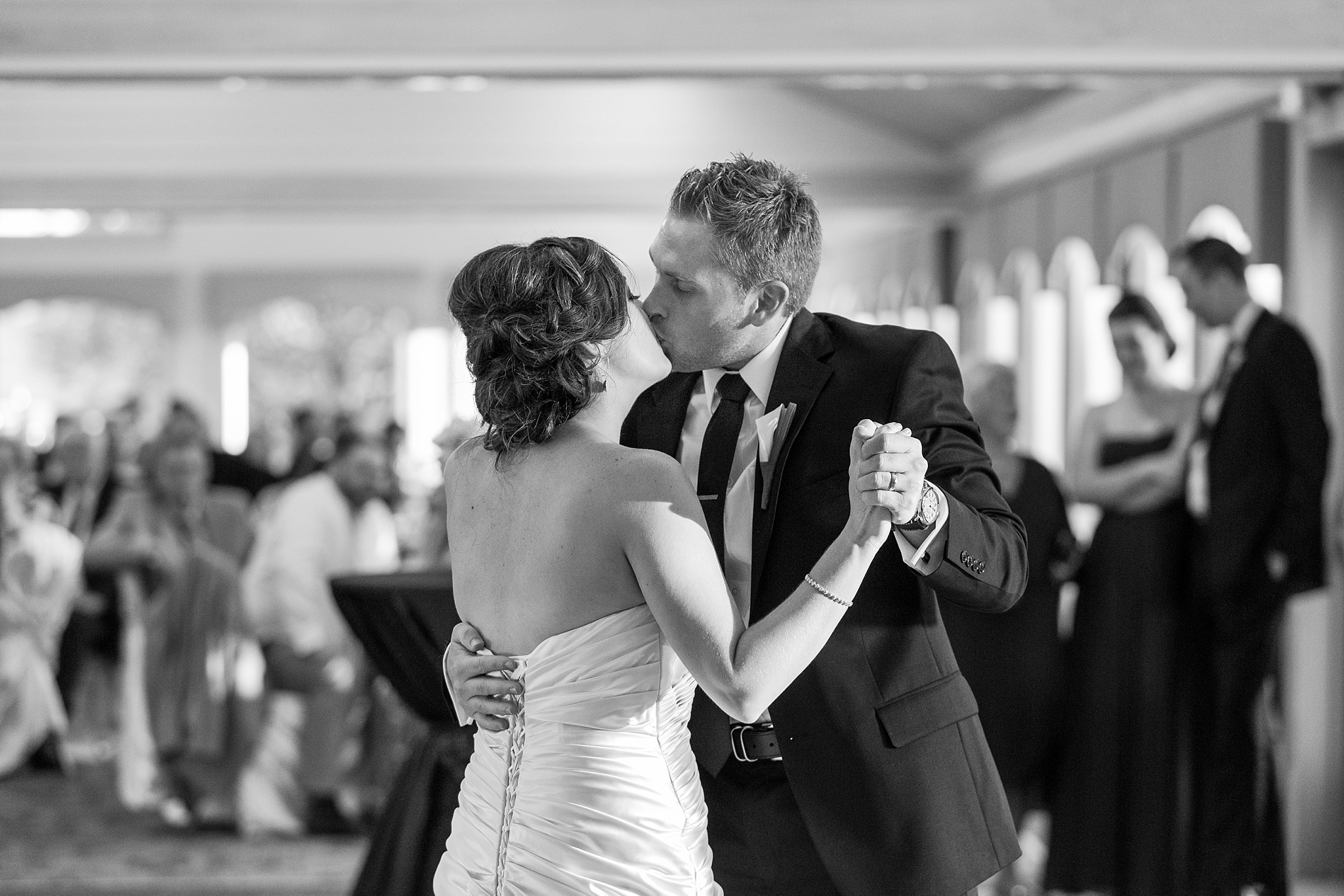 romantic-artful-candid-wedding-photos-in-detroit-lansing-ann-arbor-northern-michigan-and-chicago-by-courtney-carolyn-photography_0013.jpg