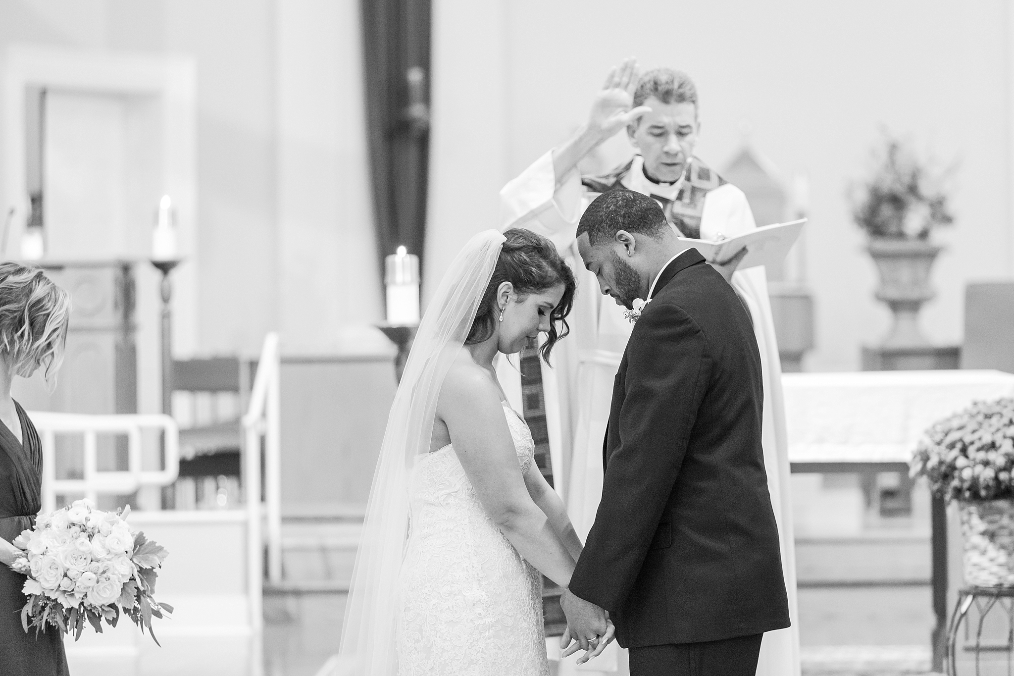 romantic-artful-candid-wedding-photos-in-detroit-lansing-ann-arbor-northern-michigan-and-chicago-by-courtney-carolyn-photography_0015.jpg