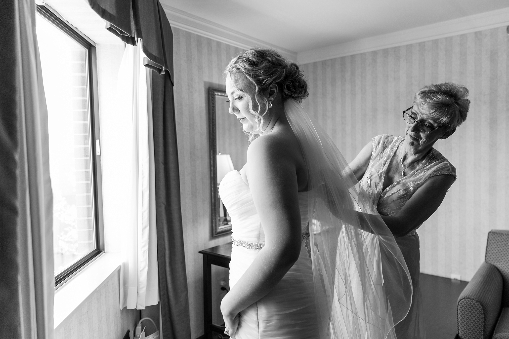 romantic-artful-candid-wedding-photos-in-detroit-lansing-ann-arbor-northern-michigan-and-chicago-by-courtney-carolyn-photography_0029.jpg