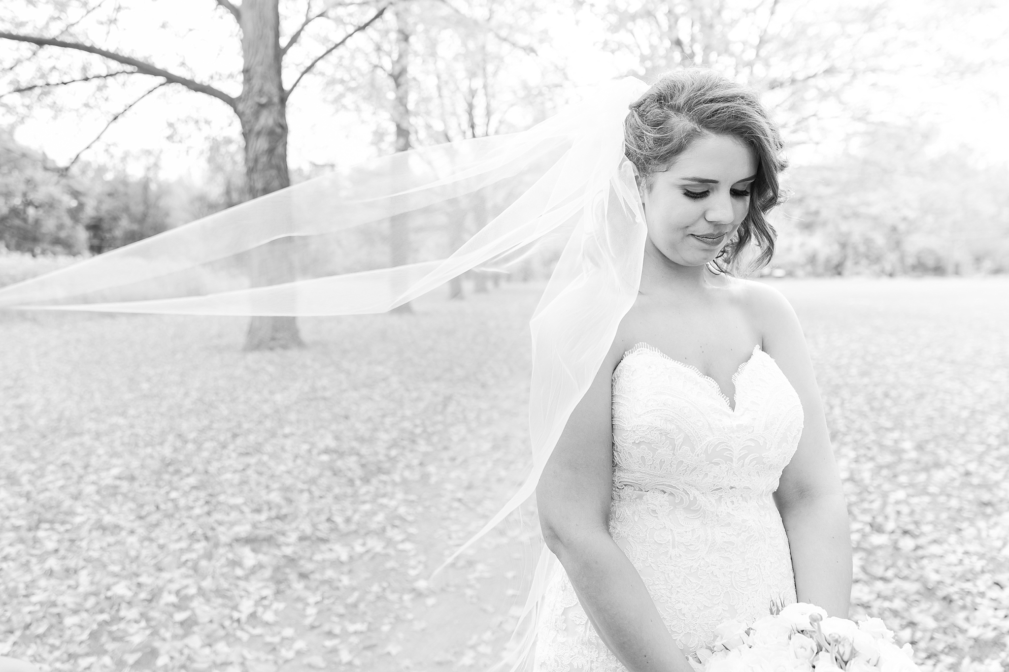 romantic-artful-candid-wedding-photos-in-detroit-lansing-ann-arbor-northern-michigan-and-chicago-by-courtney-carolyn-photography_0033.jpg