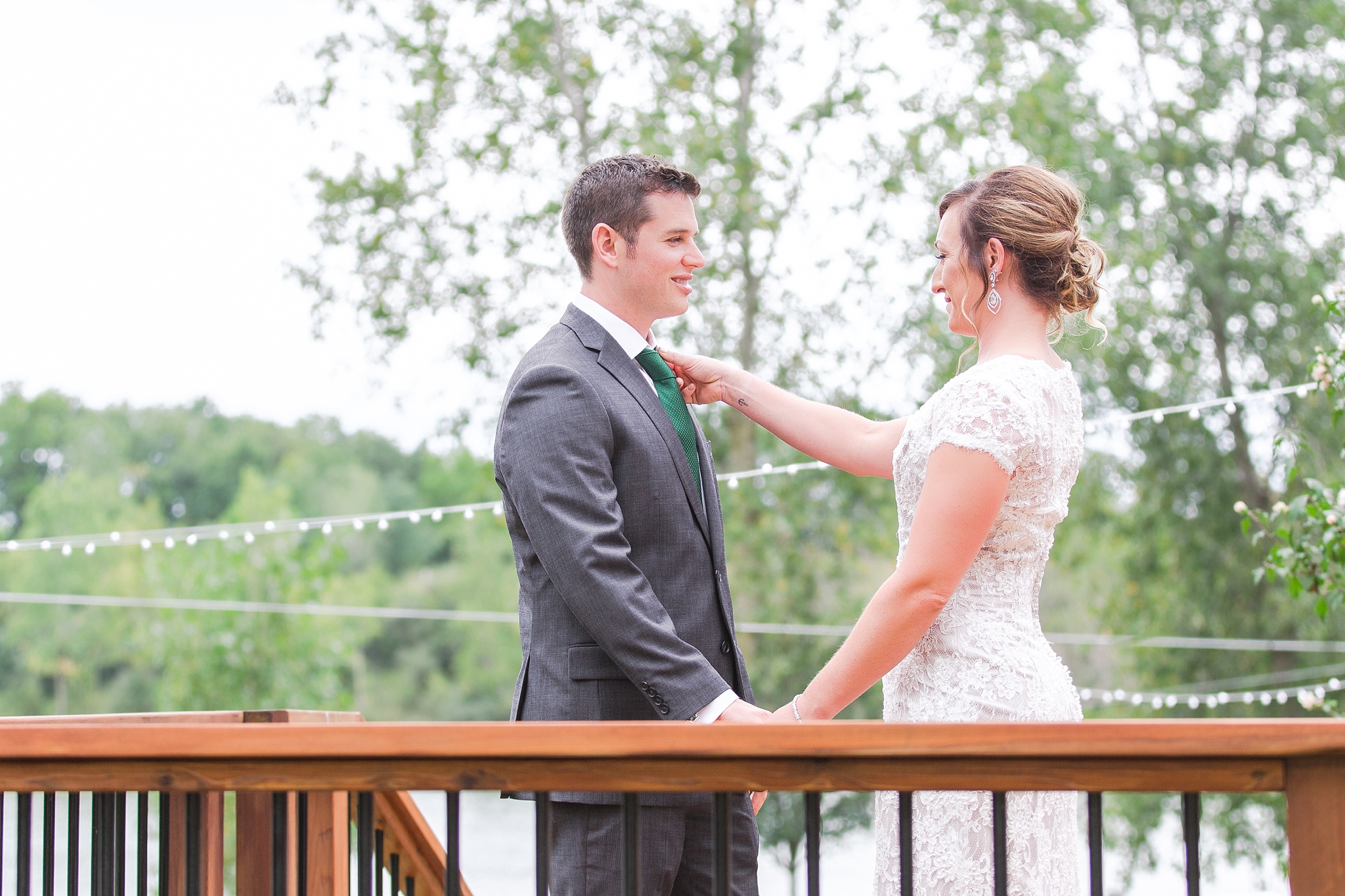 romantic-artful-candid-wedding-photos-in-detroit-lansing-ann-arbor-northern-michigan-and-chicago-by-courtney-carolyn-photography_0063.jpg