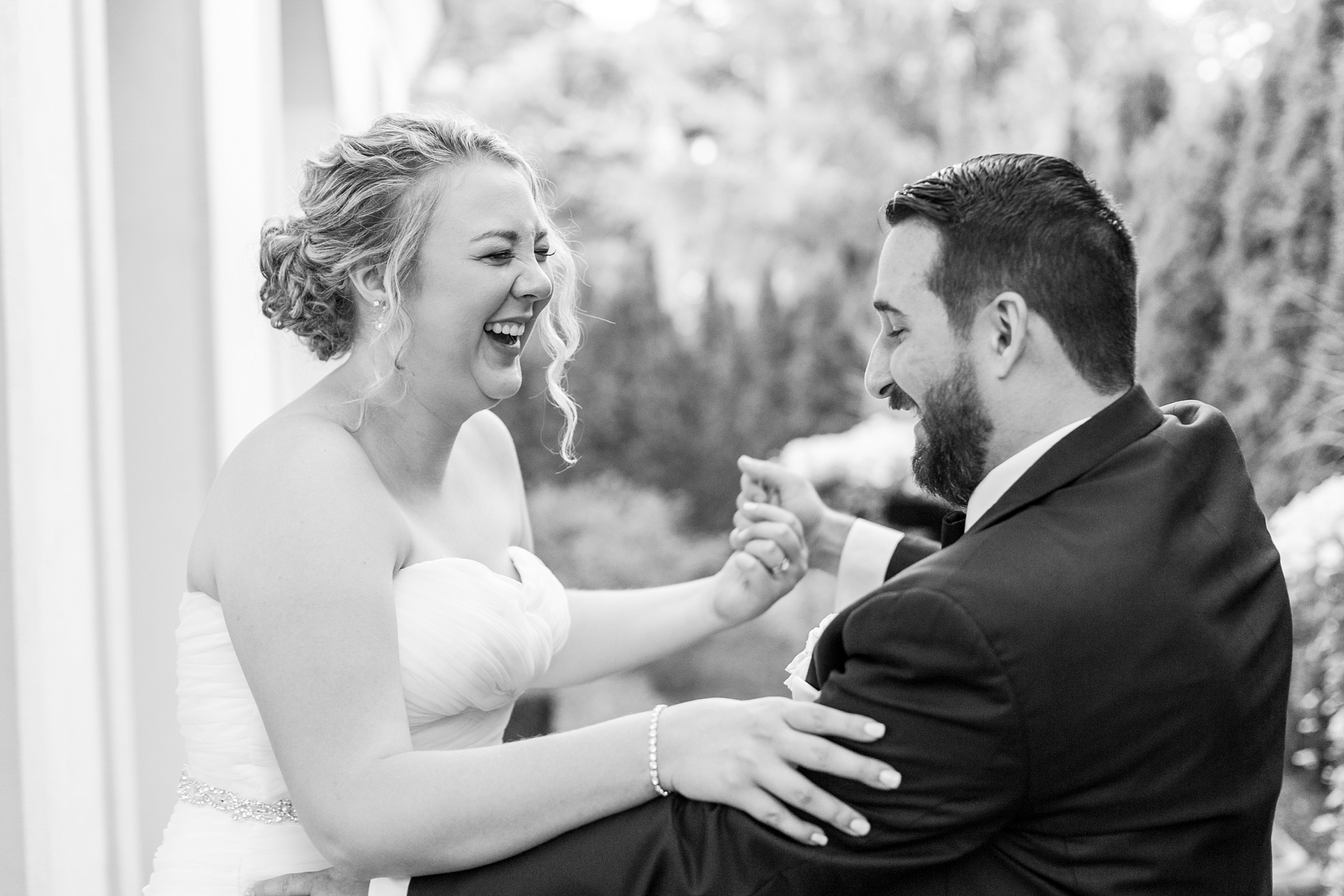 romantic-artful-candid-wedding-photos-in-detroit-lansing-ann-arbor-northern-michigan-and-chicago-by-courtney-carolyn-photography_0068.jpg