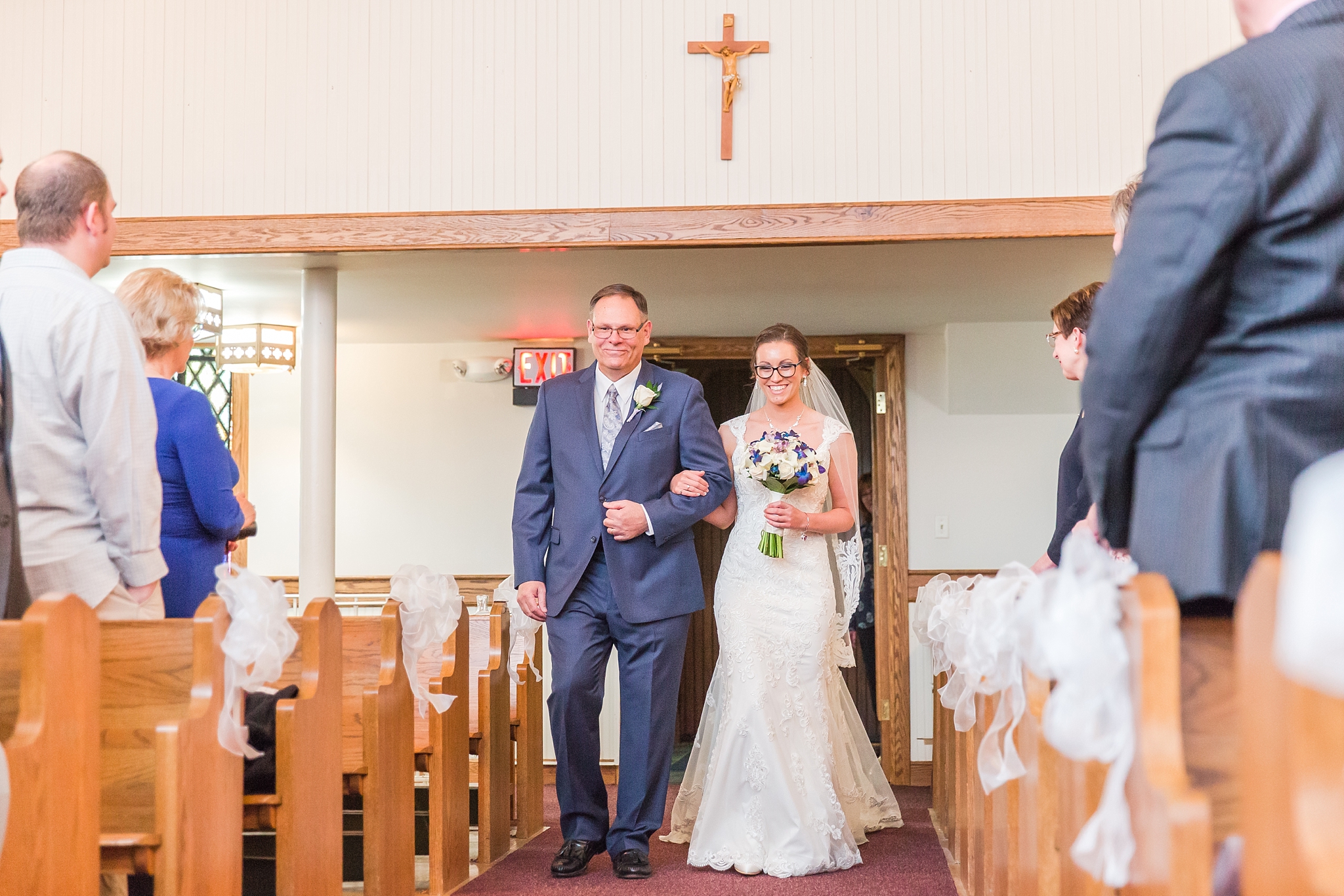 classic-timeless-candid-wedding-photos-in-grosse-ile-and-trenton-michigan-by-courtney-carolyn-photography_0015.jpg