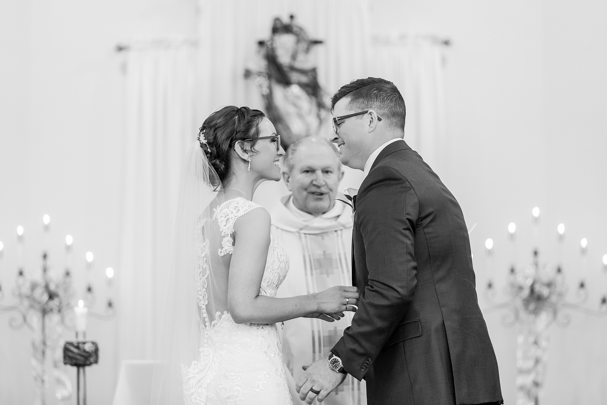 classic-timeless-candid-wedding-photos-in-grosse-ile-and-trenton-michigan-by-courtney-carolyn-photography_0026.jpg