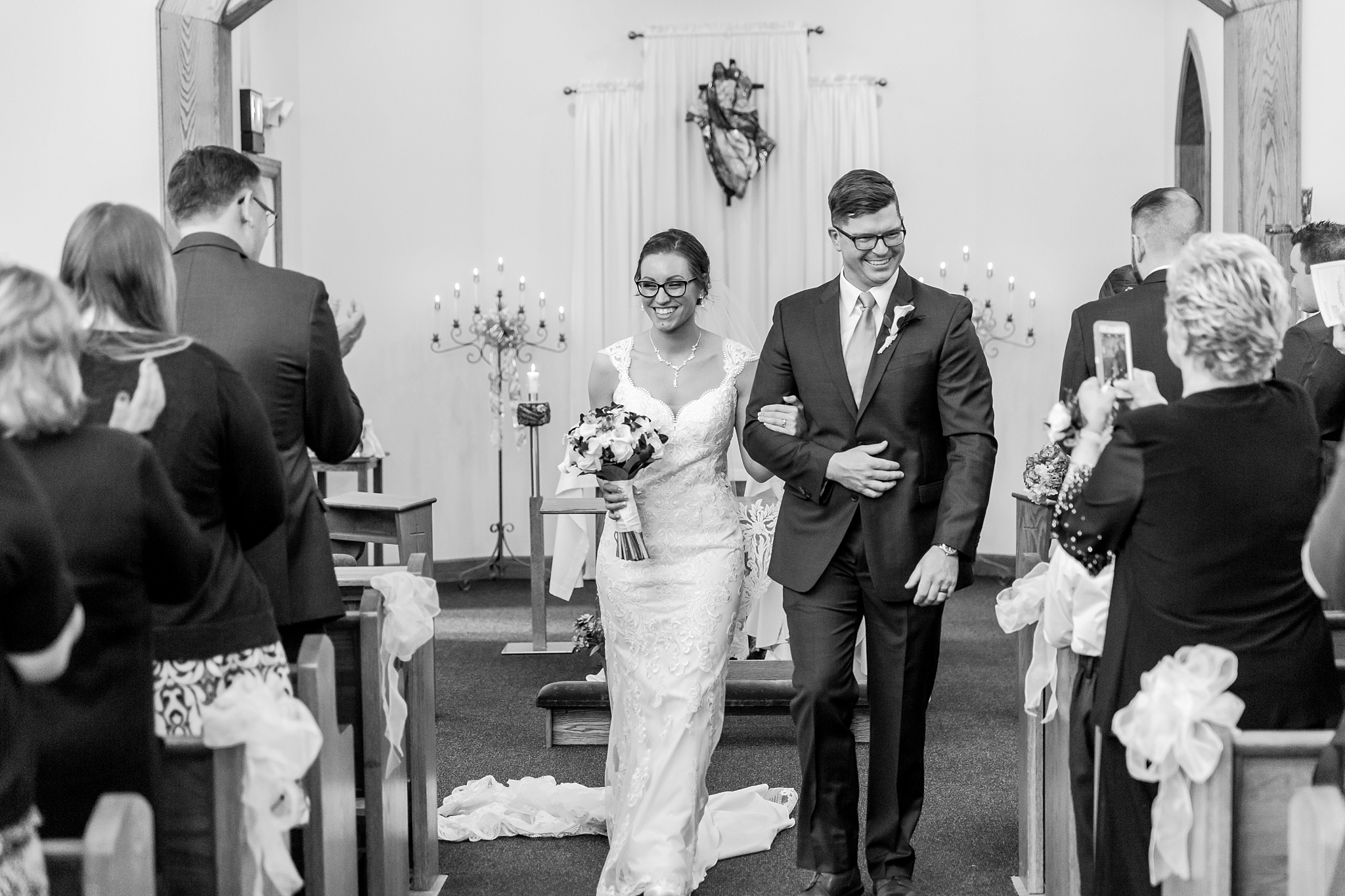 classic-timeless-candid-wedding-photos-in-grosse-ile-and-trenton-michigan-by-courtney-carolyn-photography_0027.jpg