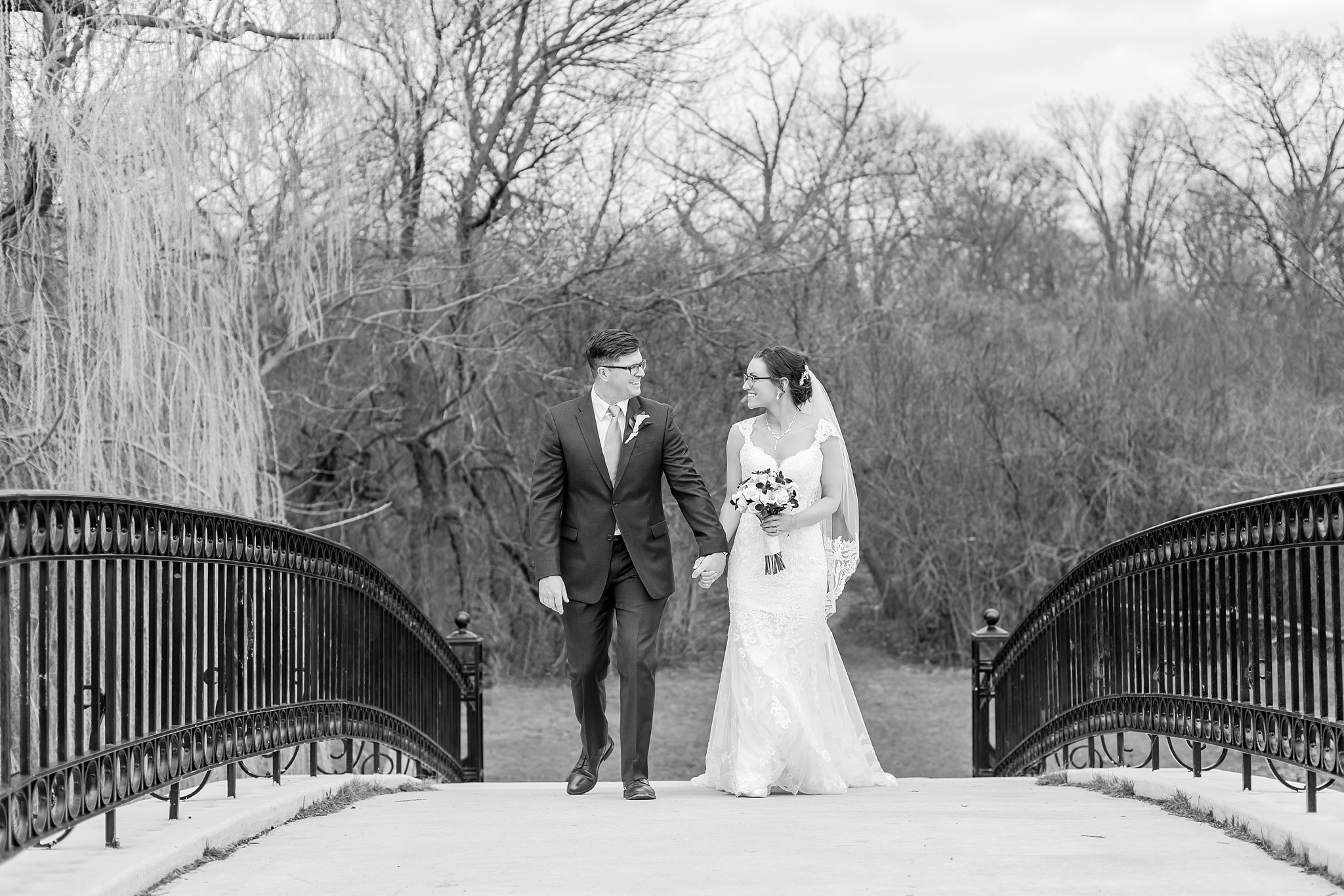 classic-timeless-candid-wedding-photos-in-grosse-ile-and-trenton-michigan-by-courtney-carolyn-photography_0036.jpg