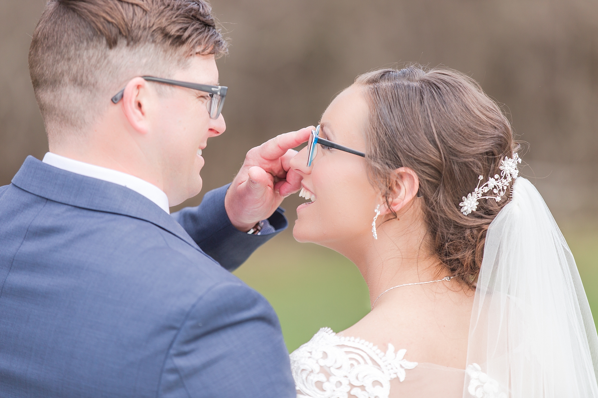 classic-timeless-candid-wedding-photos-in-grosse-ile-and-trenton-michigan-by-courtney-carolyn-photography_0038.jpg