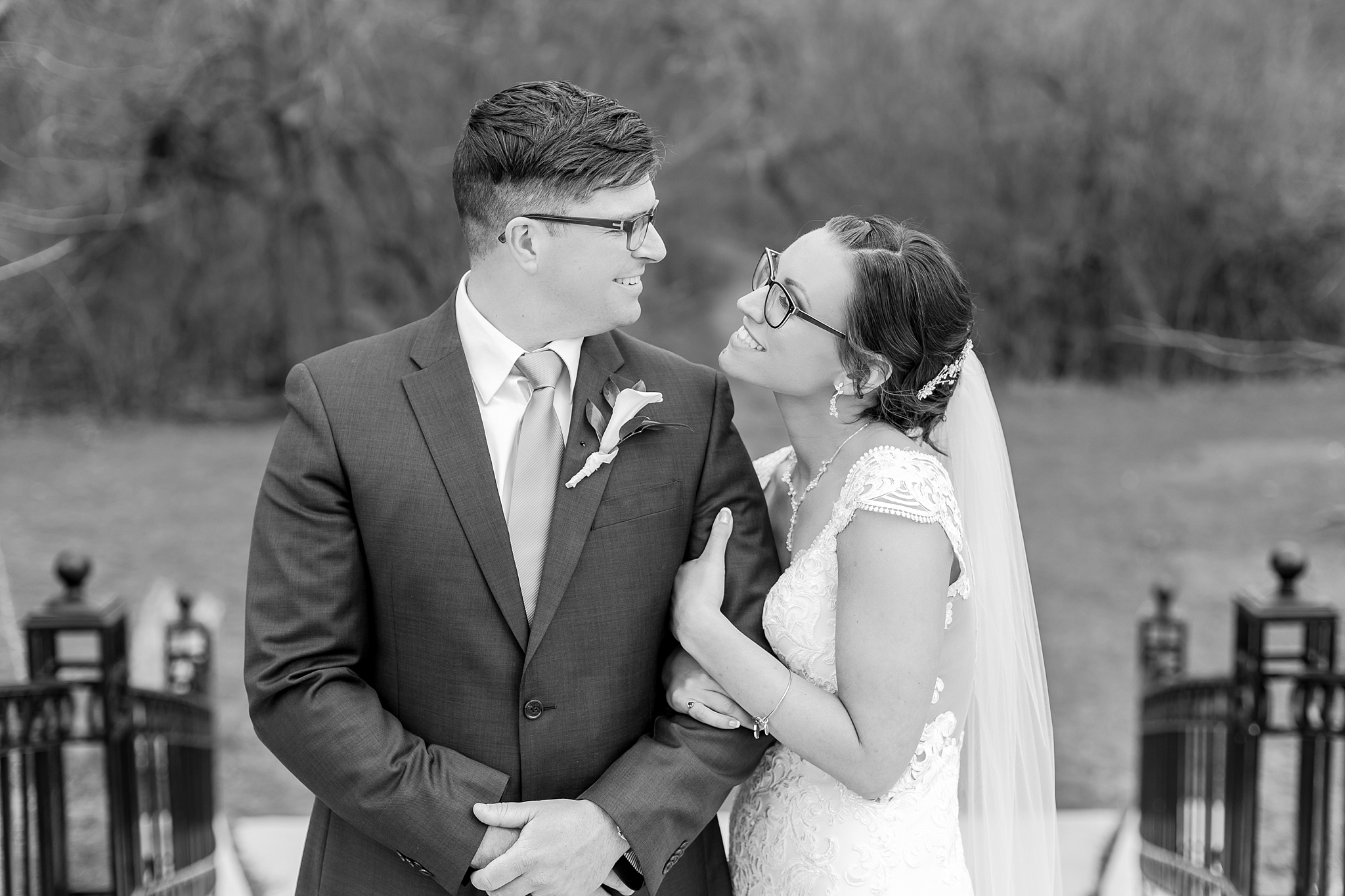 classic-timeless-candid-wedding-photos-in-grosse-ile-and-trenton-michigan-by-courtney-carolyn-photography_0047.jpg