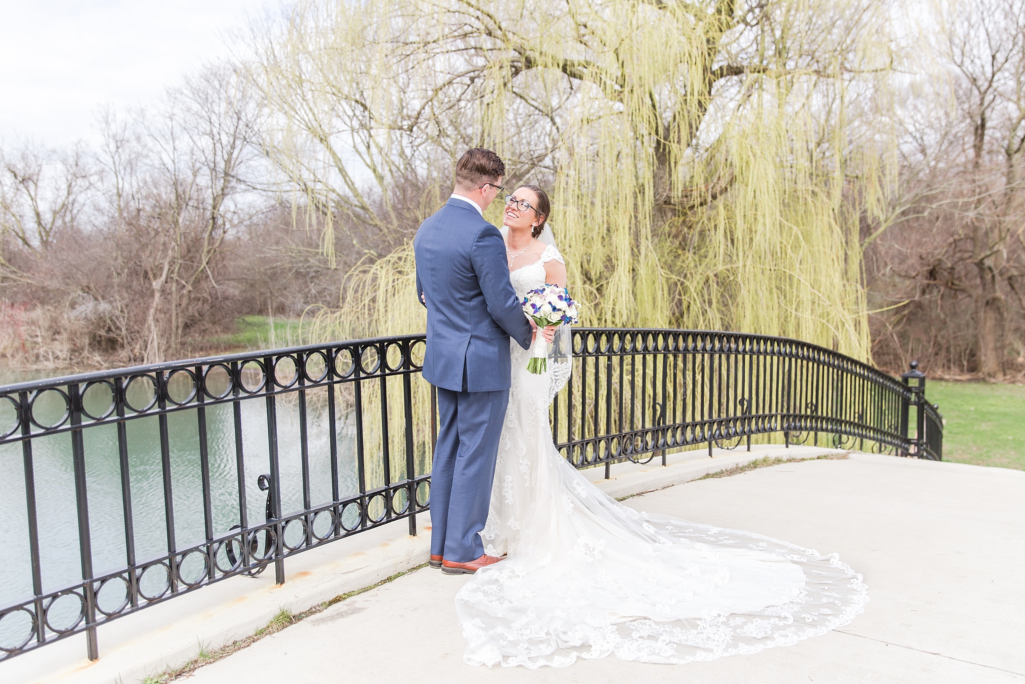 classic-timeless-candid-wedding-photos-in-grosse-ile-and-trenton-michigan-by-courtney-carolyn-photography_0056.jpg