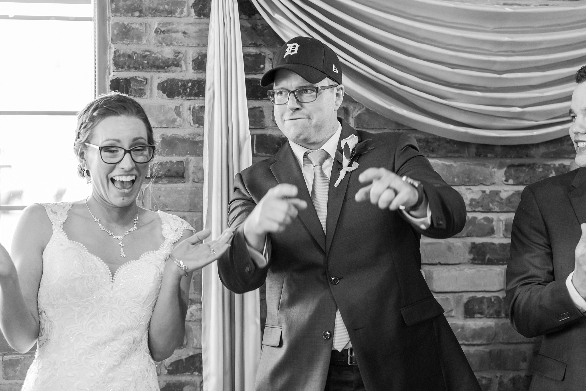classic-timeless-candid-wedding-photos-in-grosse-ile-and-trenton-michigan-by-courtney-carolyn-photography_0060.jpg