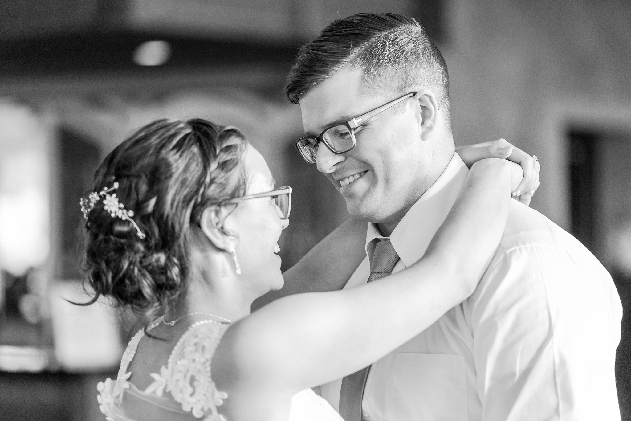 classic-timeless-candid-wedding-photos-in-grosse-ile-and-trenton-michigan-by-courtney-carolyn-photography_0072.jpg