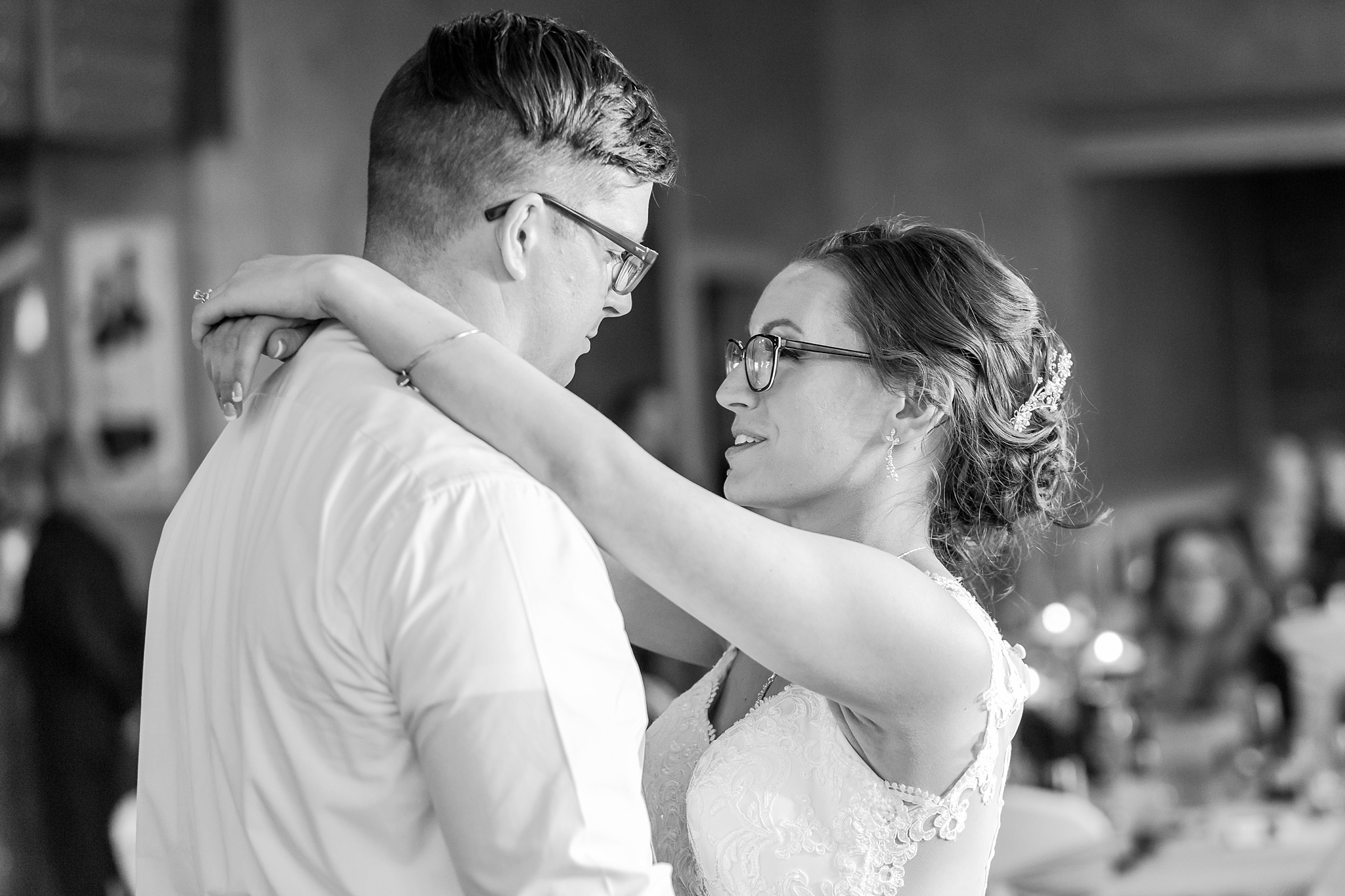classic-timeless-candid-wedding-photos-in-grosse-ile-and-trenton-michigan-by-courtney-carolyn-photography_0074.jpg
