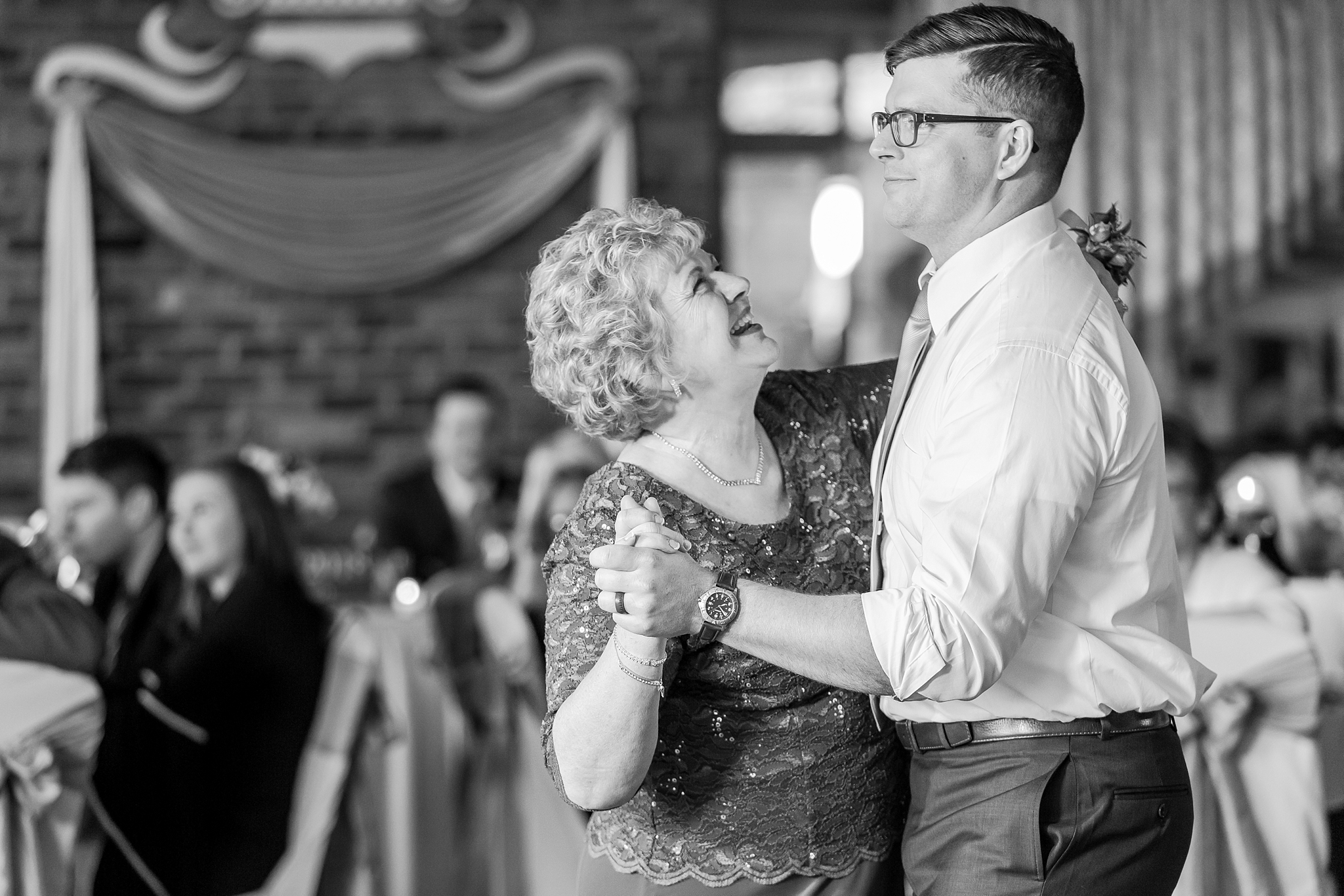 classic-timeless-candid-wedding-photos-in-grosse-ile-and-trenton-michigan-by-courtney-carolyn-photography_0077.jpg