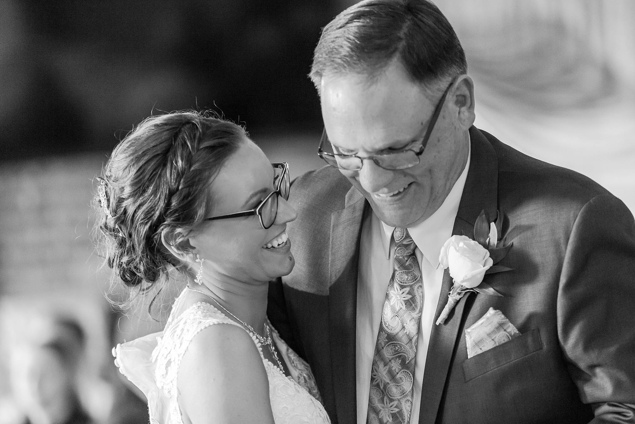 classic-timeless-candid-wedding-photos-in-grosse-ile-and-trenton-michigan-by-courtney-carolyn-photography_0078.jpg