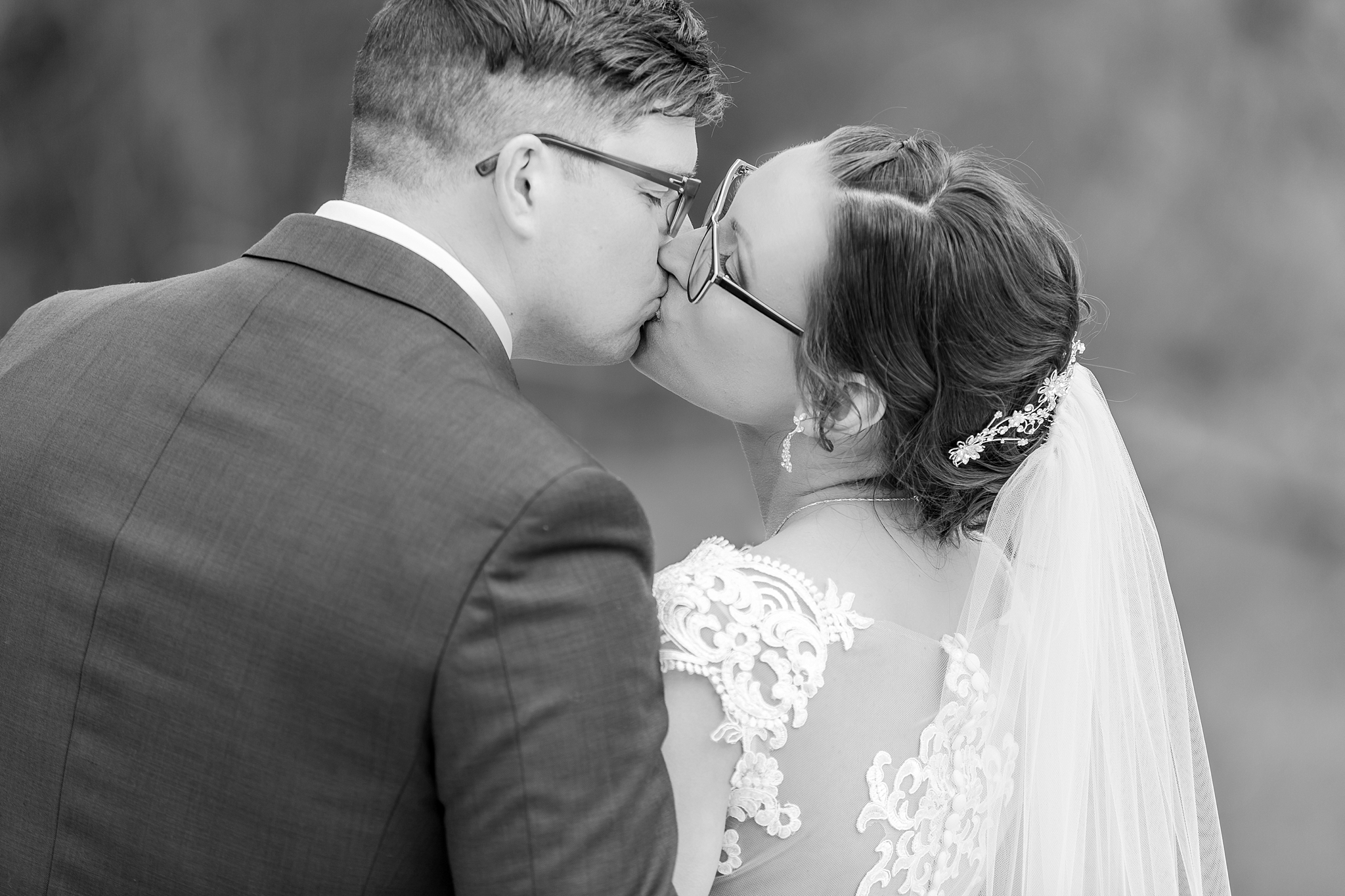 classic-timeless-candid-wedding-photos-in-grosse-ile-and-trenton-michigan-by-courtney-carolyn-photography_0080.jpg