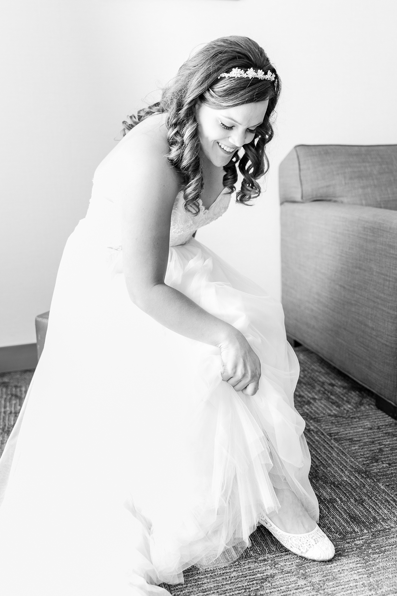 romantic-artful-candid-wedding-photos-in-st-clair-shores-at-the-white-house-wedding-chapel-by-courtney-carolyn-photography_0013.jpg