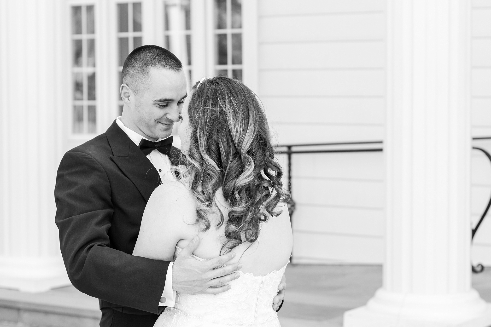 romantic-artful-candid-wedding-photos-in-st-clair-shores-at-the-white-house-wedding-chapel-by-courtney-carolyn-photography_0018.jpg