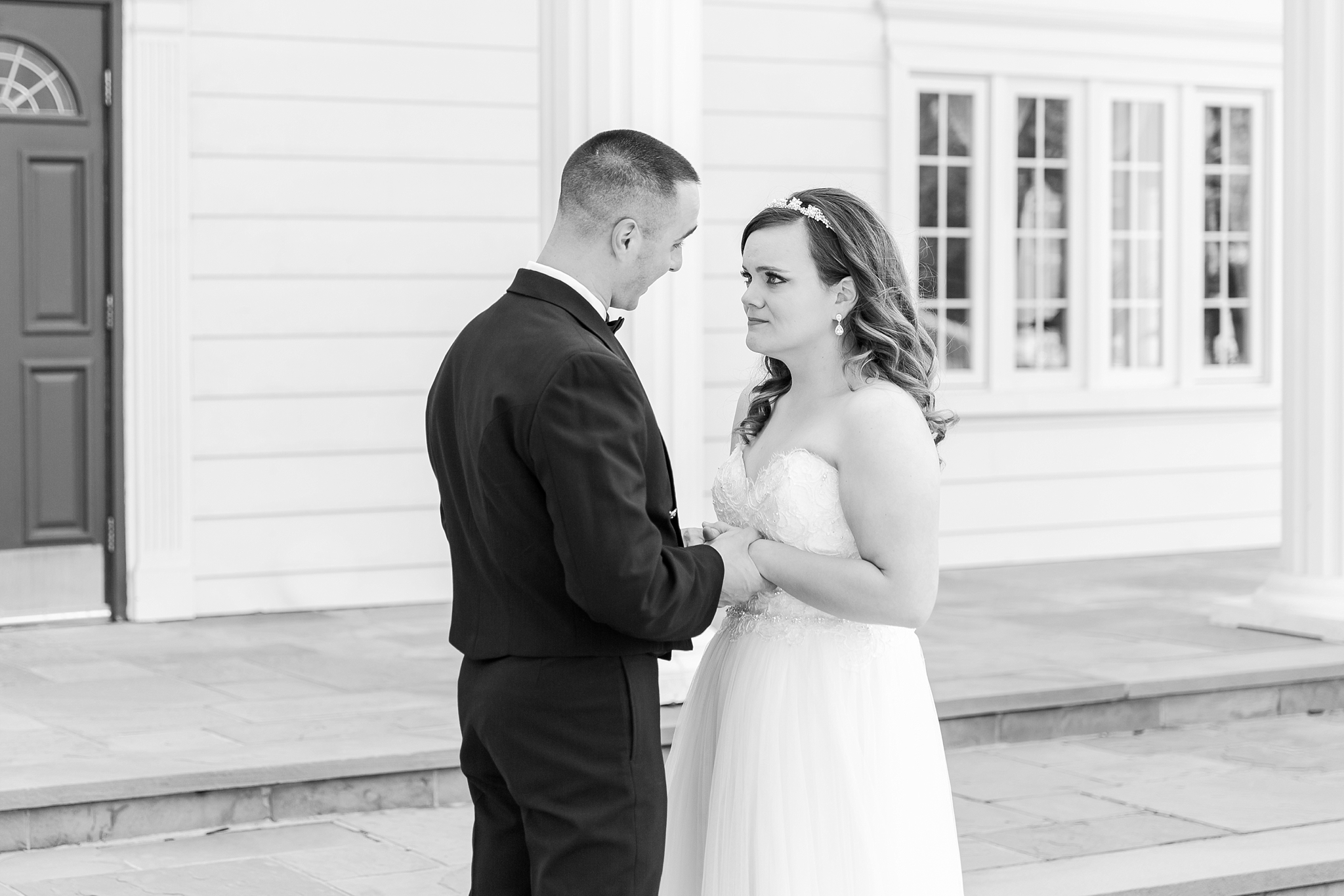 romantic-artful-candid-wedding-photos-in-st-clair-shores-at-the-white-house-wedding-chapel-by-courtney-carolyn-photography_0019.jpg