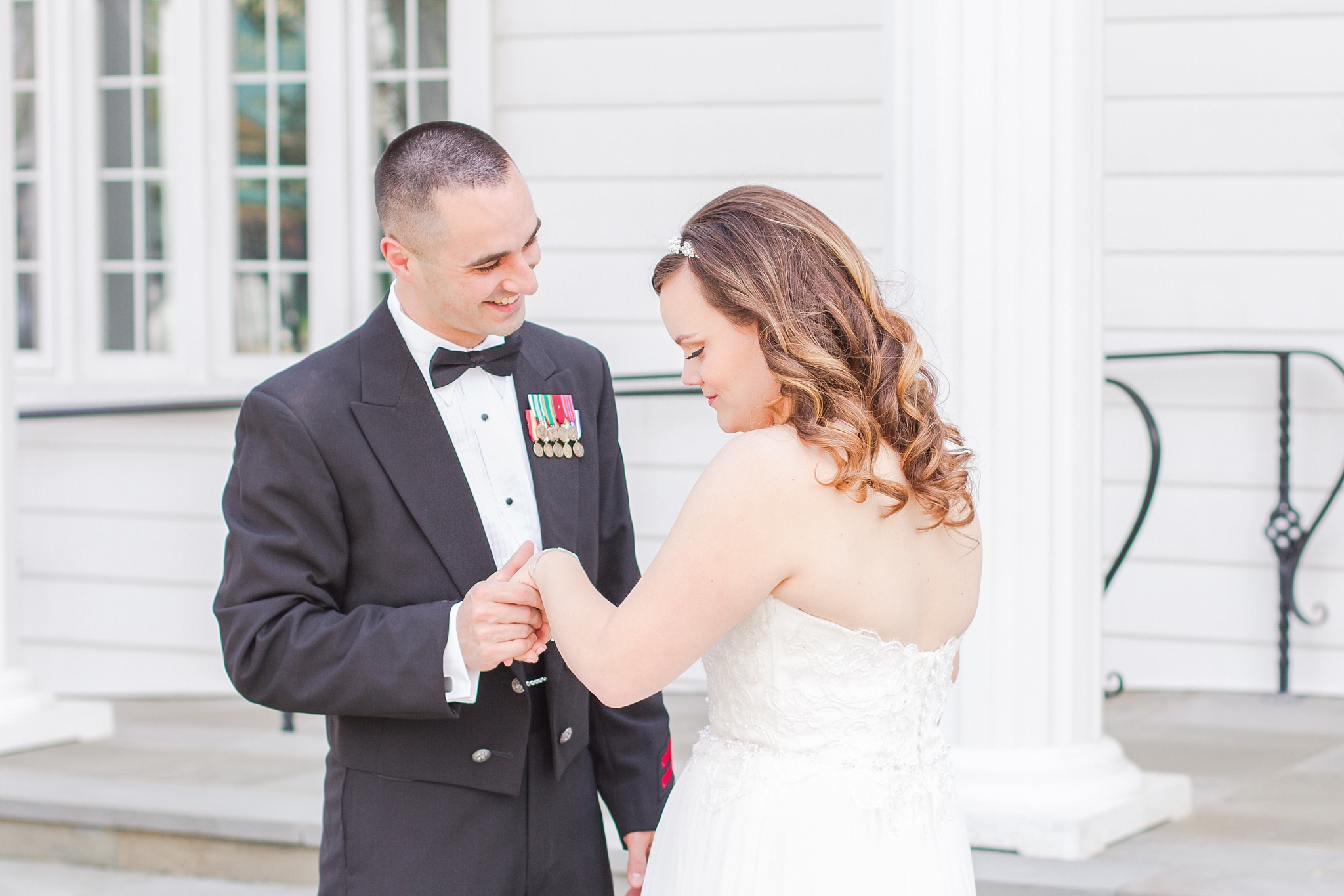 romantic-artful-candid-wedding-photos-in-st-clair-shores-at-the-white-house-wedding-chapel-by-courtney-carolyn-photography_0021.jpg