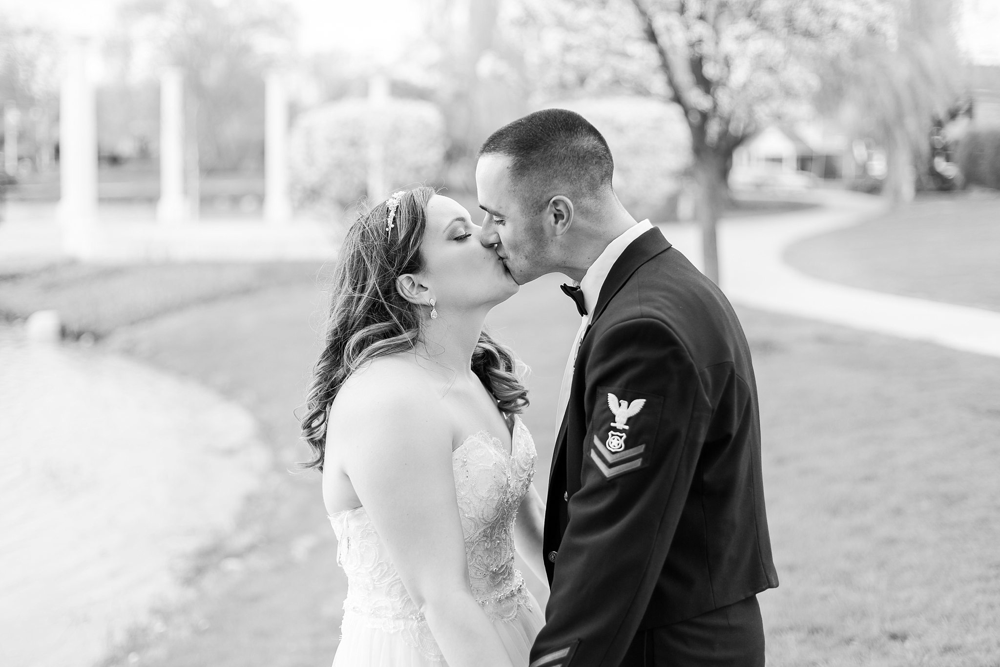 romantic-artful-candid-wedding-photos-in-st-clair-shores-at-the-white-house-wedding-chapel-by-courtney-carolyn-photography_0053.jpg