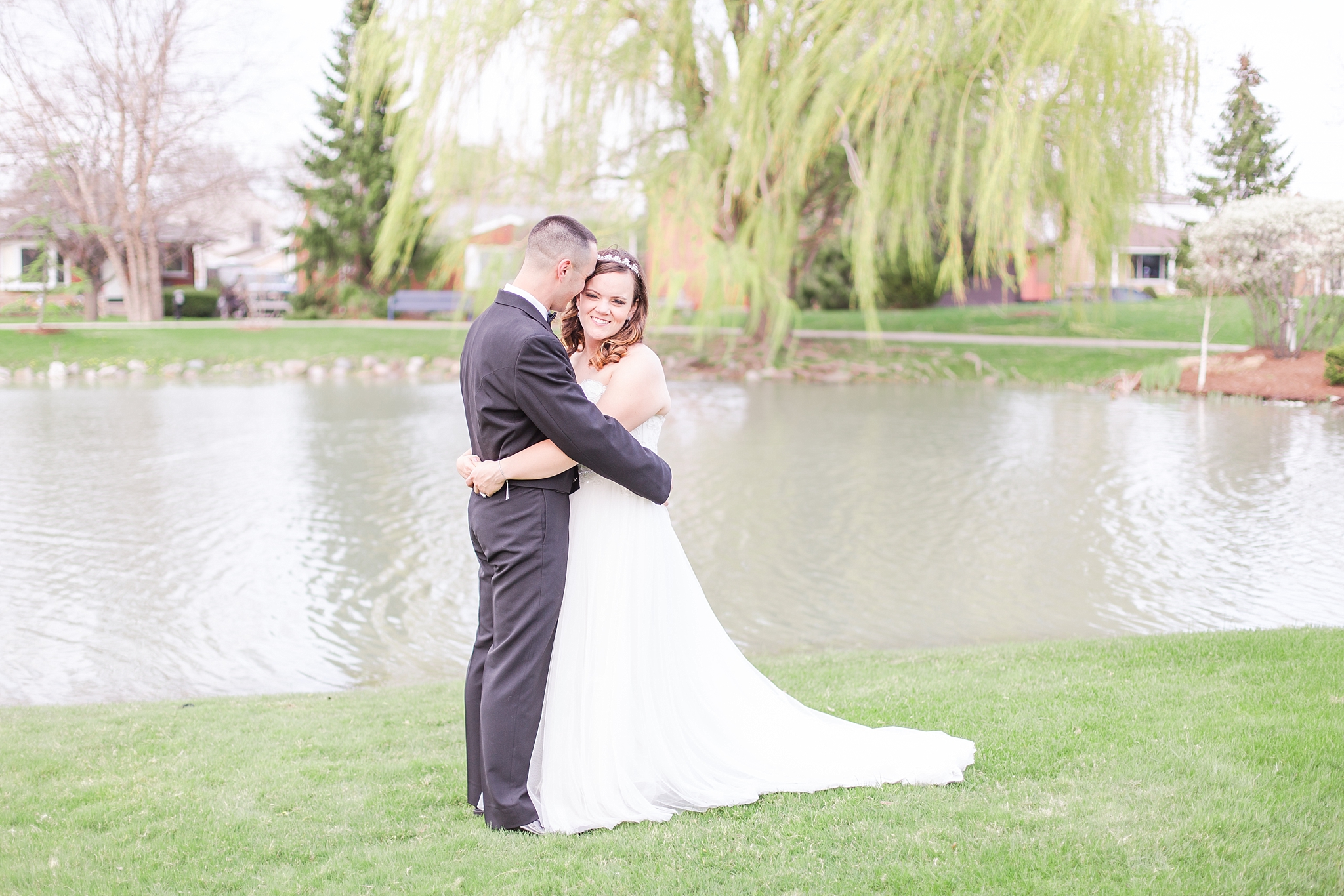 romantic-artful-candid-wedding-photos-in-st-clair-shores-at-the-white-house-wedding-chapel-by-courtney-carolyn-photography_0057.jpg