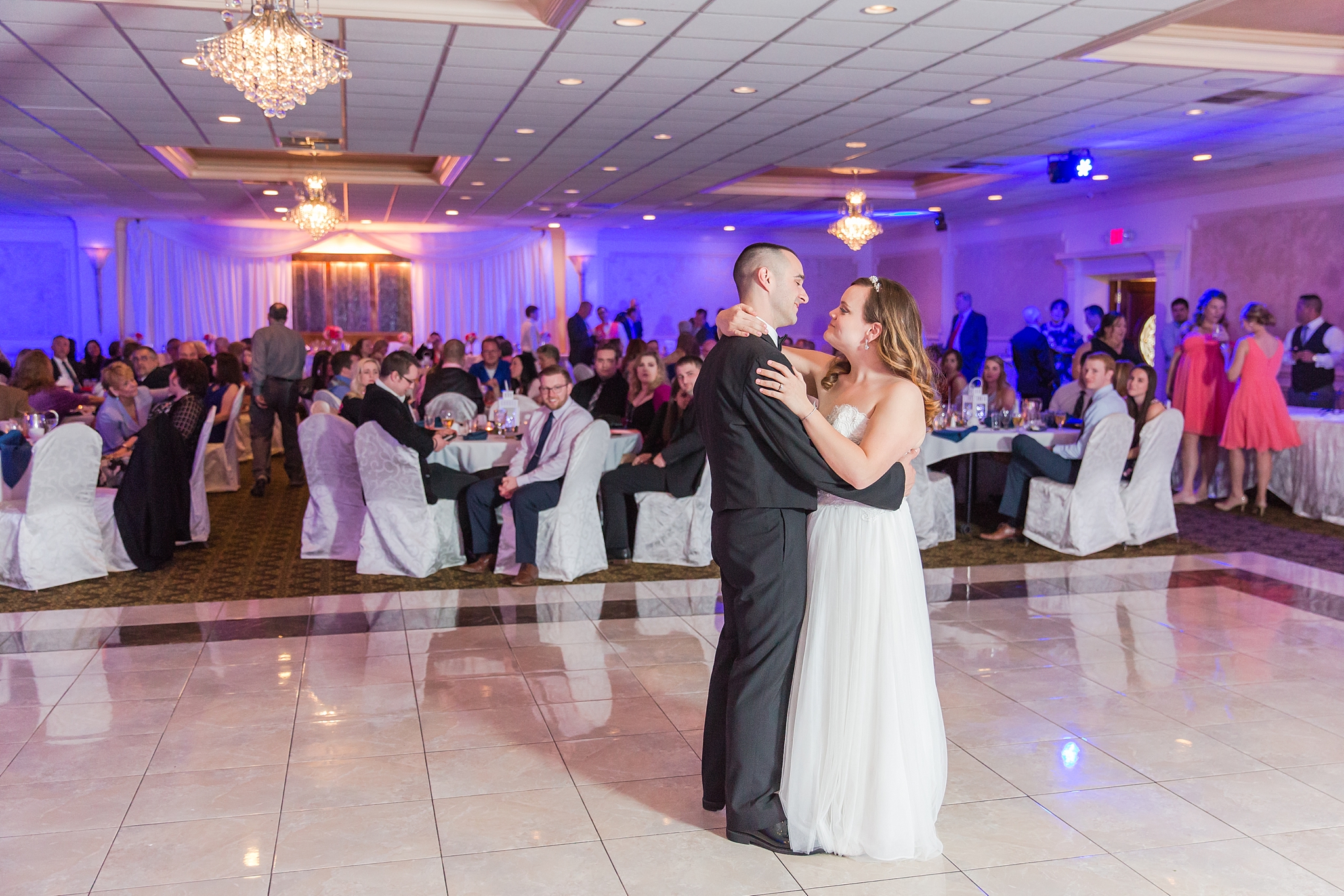 romantic-artful-candid-wedding-photos-in-st-clair-shores-at-the-white-house-wedding-chapel-by-courtney-carolyn-photography_0079.jpg