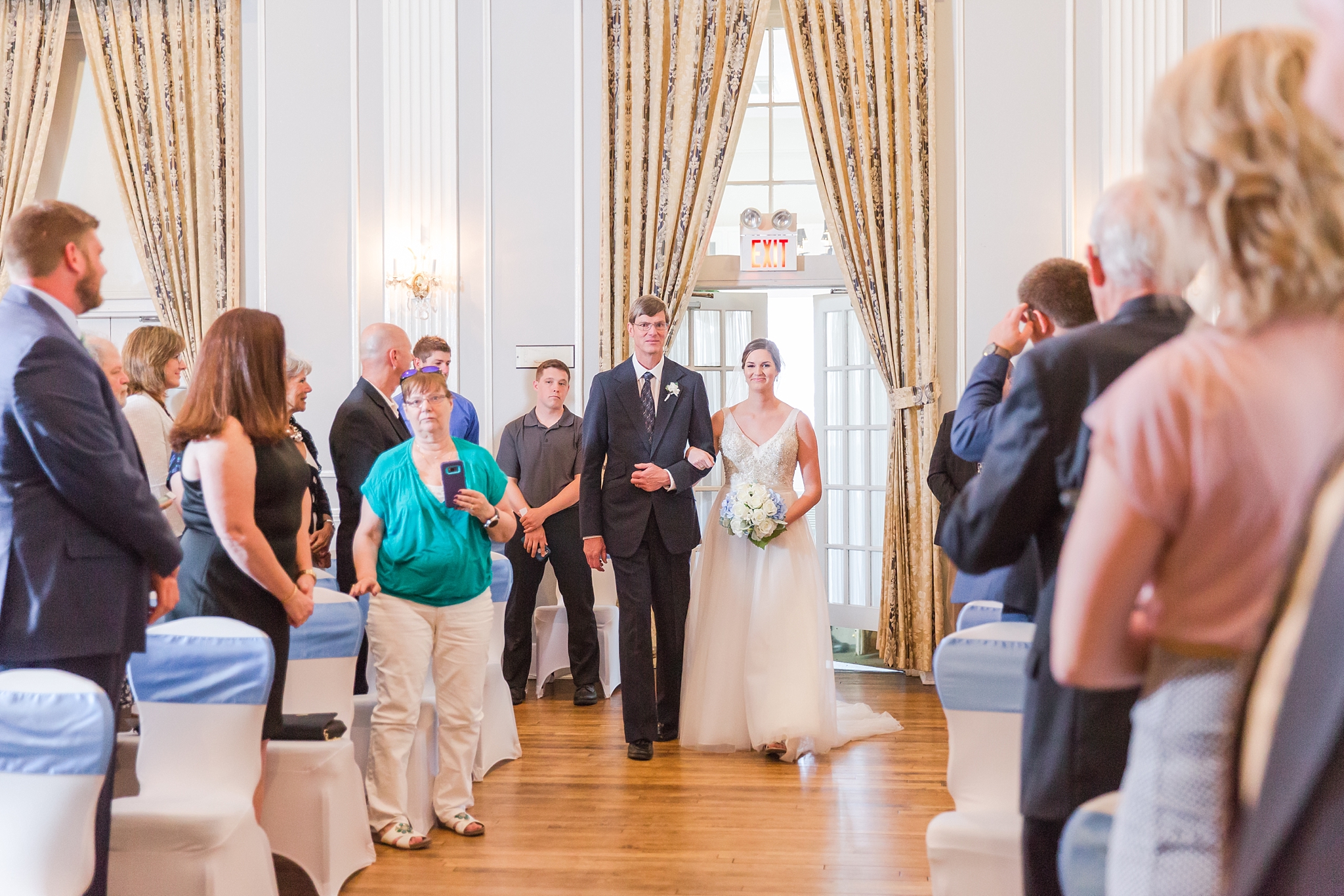 classic-intimate-fun-wedding-photos-at-the-meeting-house-grand-ballroom-in-plymouth-michigan-by-courtney-carolyn-photography_0021.jpg