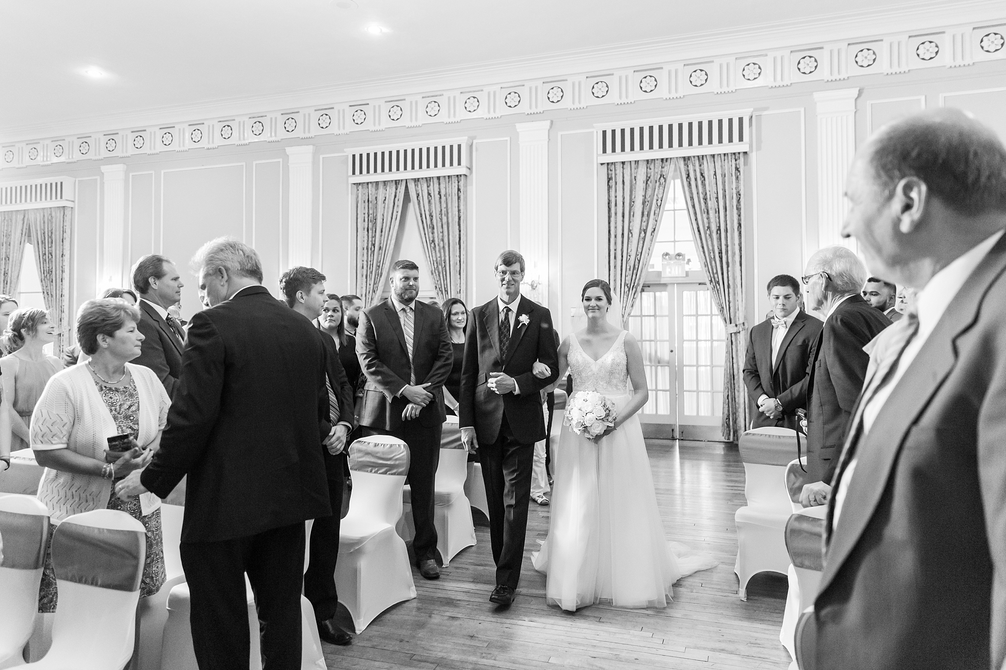 classic-intimate-fun-wedding-photos-at-the-meeting-house-grand-ballroom-in-plymouth-michigan-by-courtney-carolyn-photography_0023.jpg