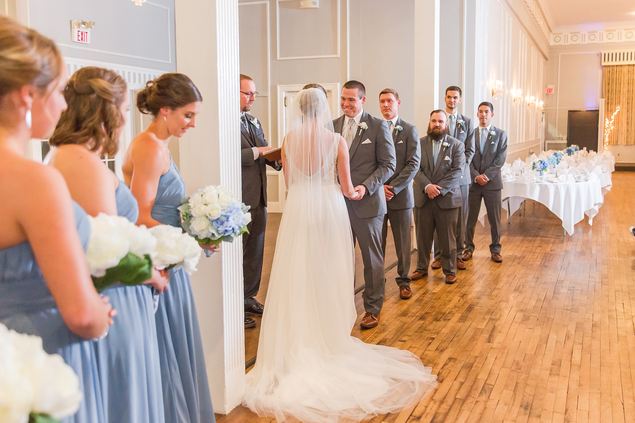 classic-intimate-fun-wedding-photos-at-the-meeting-house-grand-ballroom-in-plymouth-michigan-by-courtney-carolyn-photography_0024.jpg