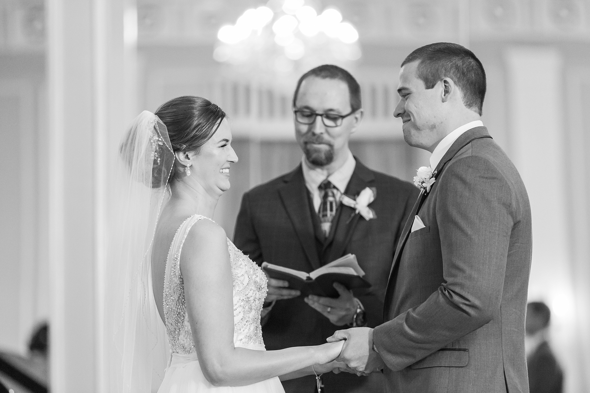 classic-intimate-fun-wedding-photos-at-the-meeting-house-grand-ballroom-in-plymouth-michigan-by-courtney-carolyn-photography_0031.jpg