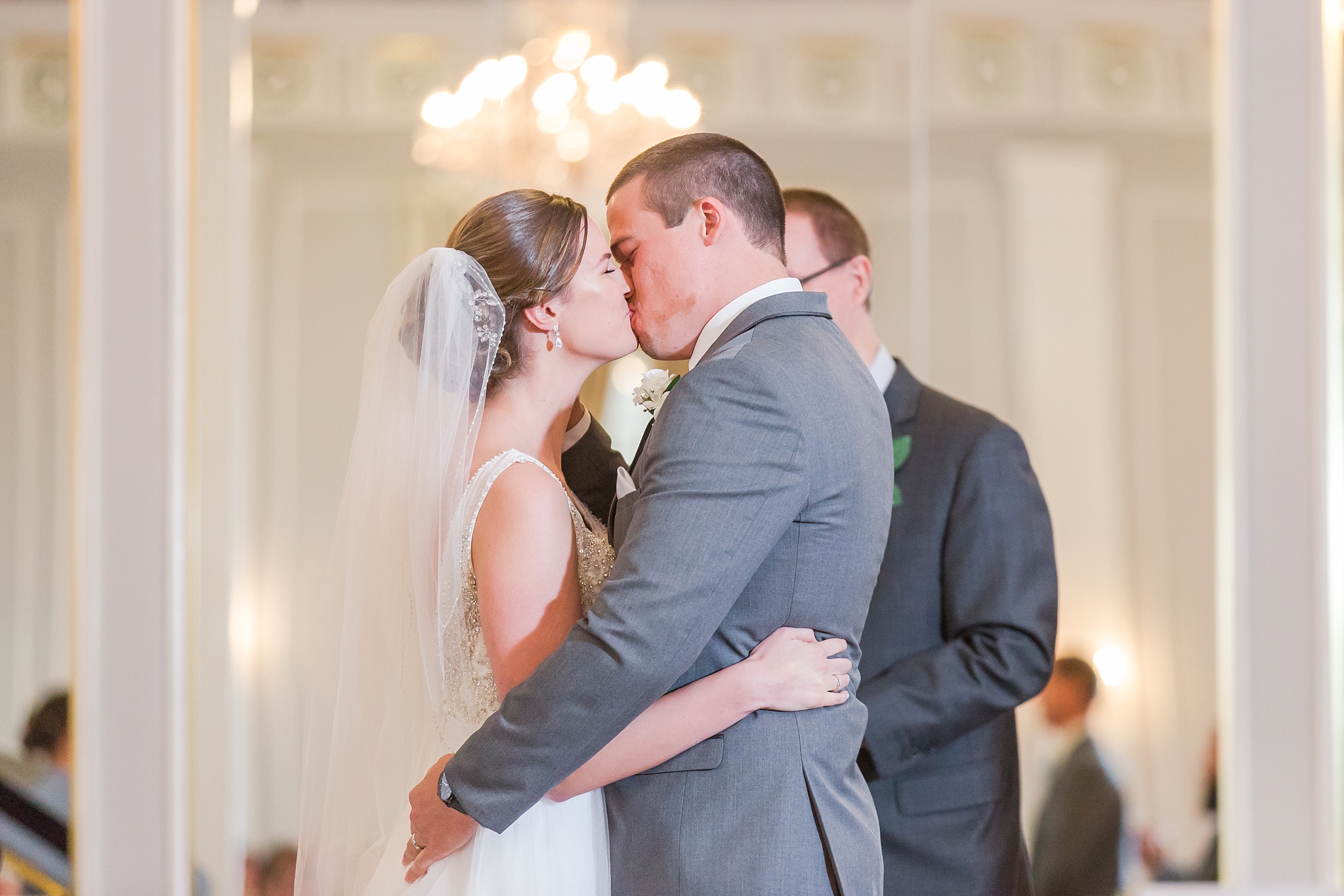 classic-intimate-fun-wedding-photos-at-the-meeting-house-grand-ballroom-in-plymouth-michigan-by-courtney-carolyn-photography_0032.jpg