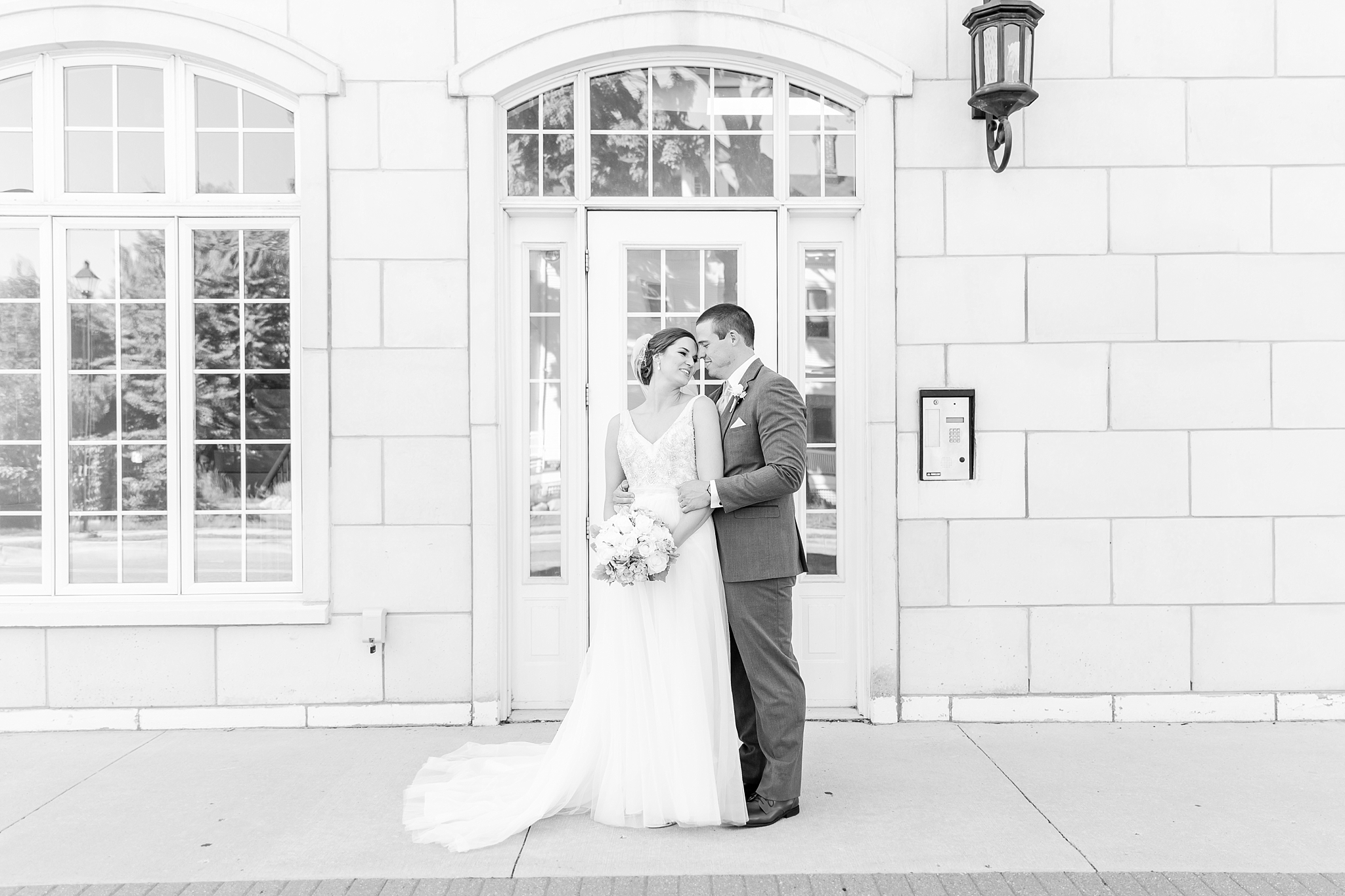 classic-intimate-fun-wedding-photos-at-the-meeting-house-grand-ballroom-in-plymouth-michigan-by-courtney-carolyn-photography_0069.jpg