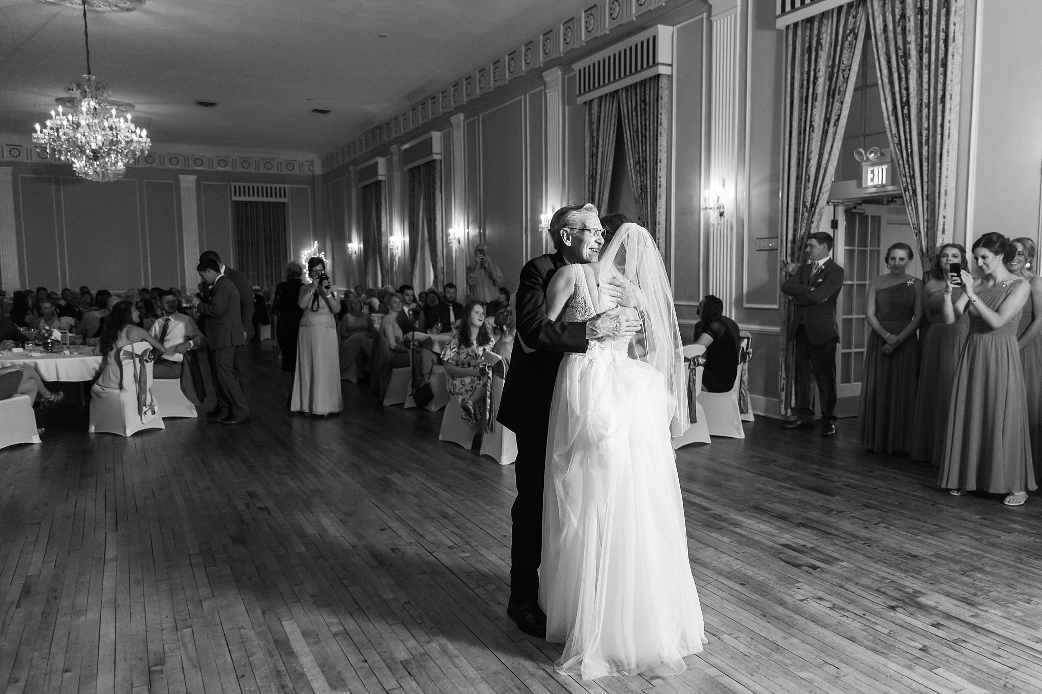 classic-intimate-fun-wedding-photos-at-the-meeting-house-grand-ballroom-in-plymouth-michigan-by-courtney-carolyn-photography_0088.jpg