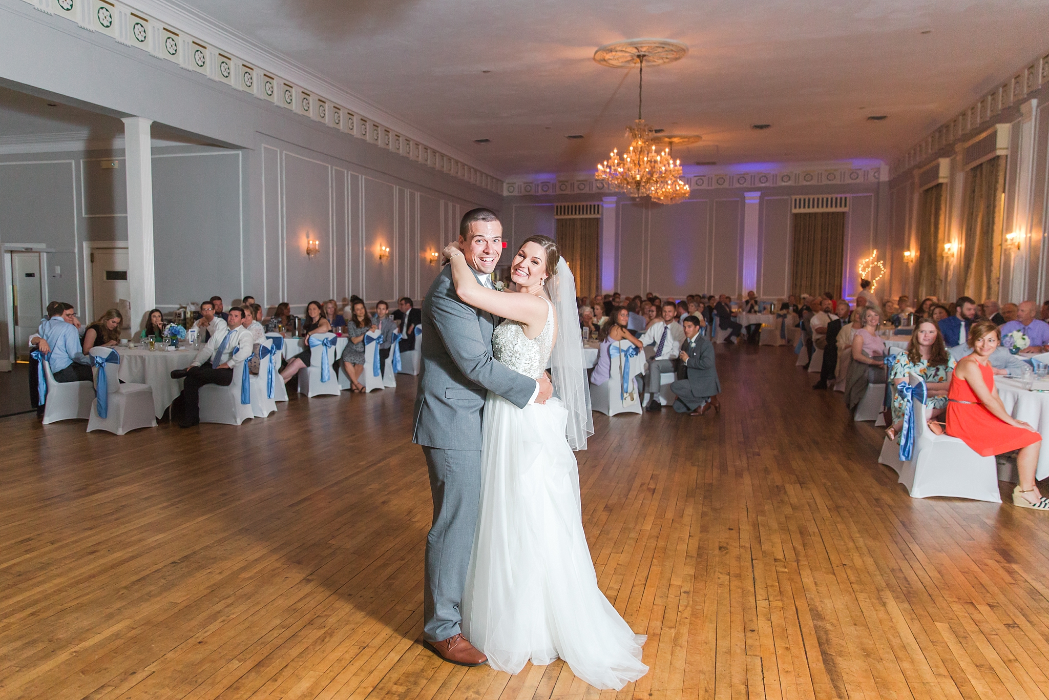 classic-intimate-fun-wedding-photos-at-the-meeting-house-grand-ballroom-in-plymouth-michigan-by-courtney-carolyn-photography_0095.jpg