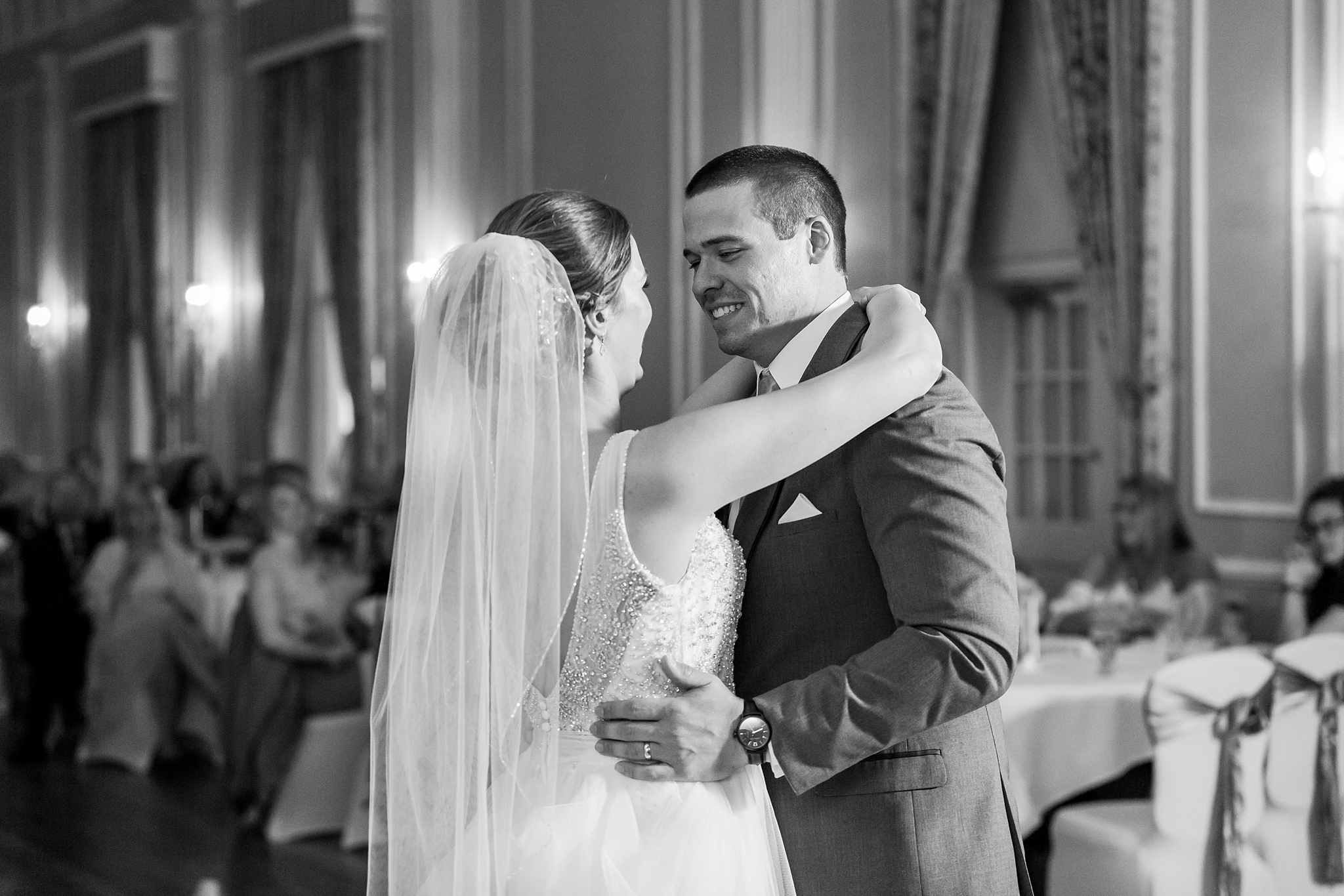 classic-intimate-fun-wedding-photos-at-the-meeting-house-grand-ballroom-in-plymouth-michigan-by-courtney-carolyn-photography_0097.jpg