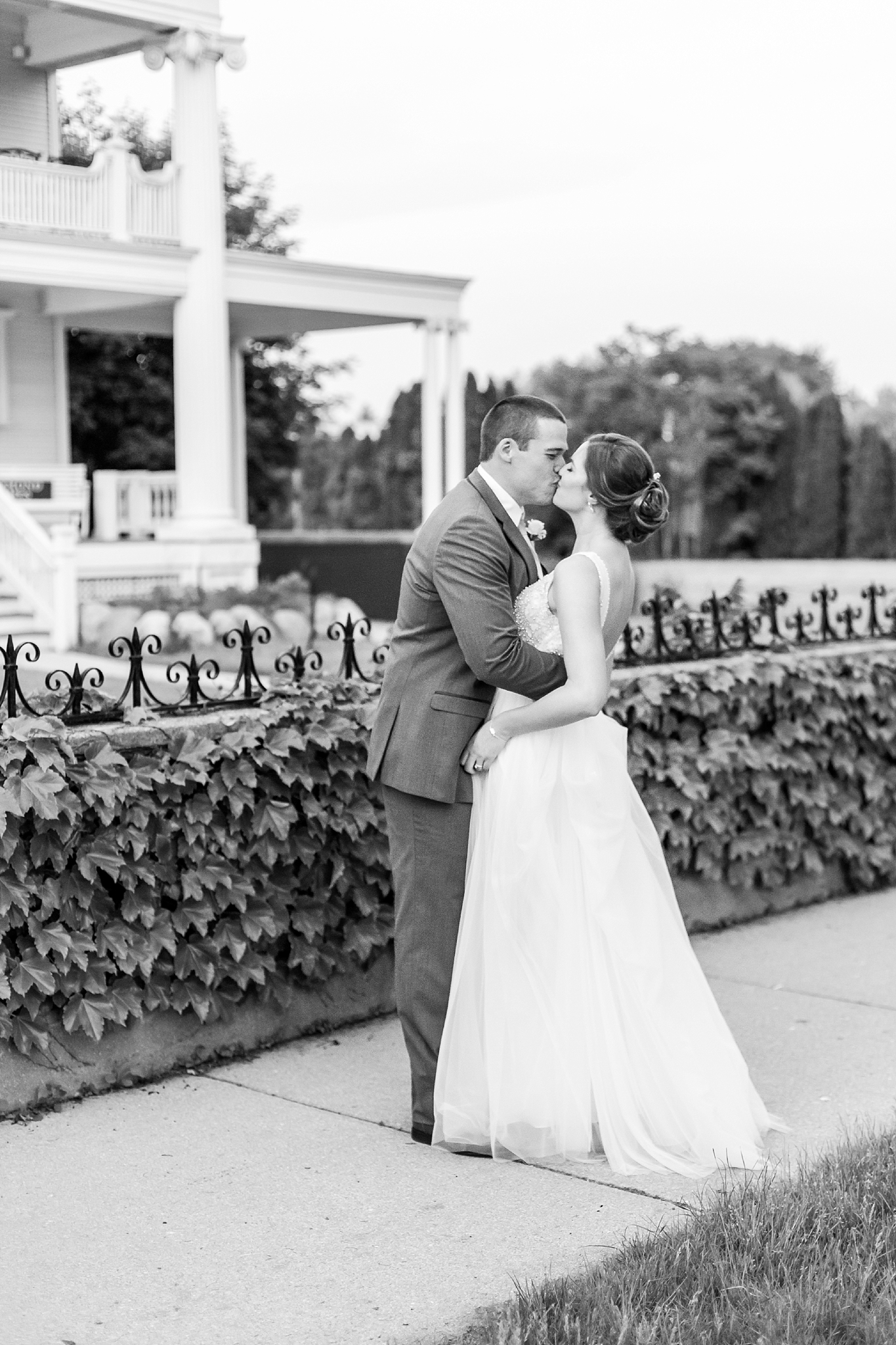 classic-intimate-fun-wedding-photos-at-the-meeting-house-grand-ballroom-in-plymouth-michigan-by-courtney-carolyn-photography_0102.jpg