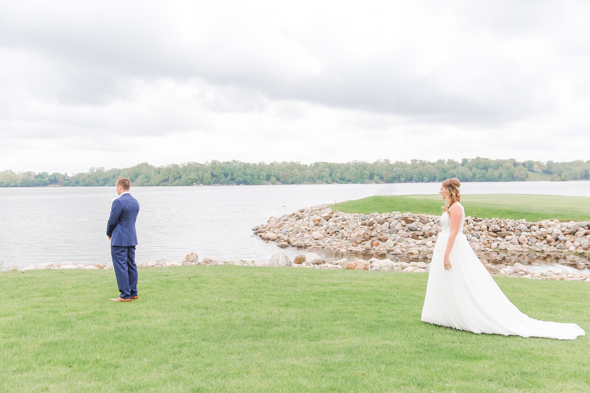 joyful-candid-laid-back-wedding-photos-in-ann-arbor-michigan-and-at-the-eagle-crest-golf-resort-by-courtney-carolyn-photography_0023.jpg