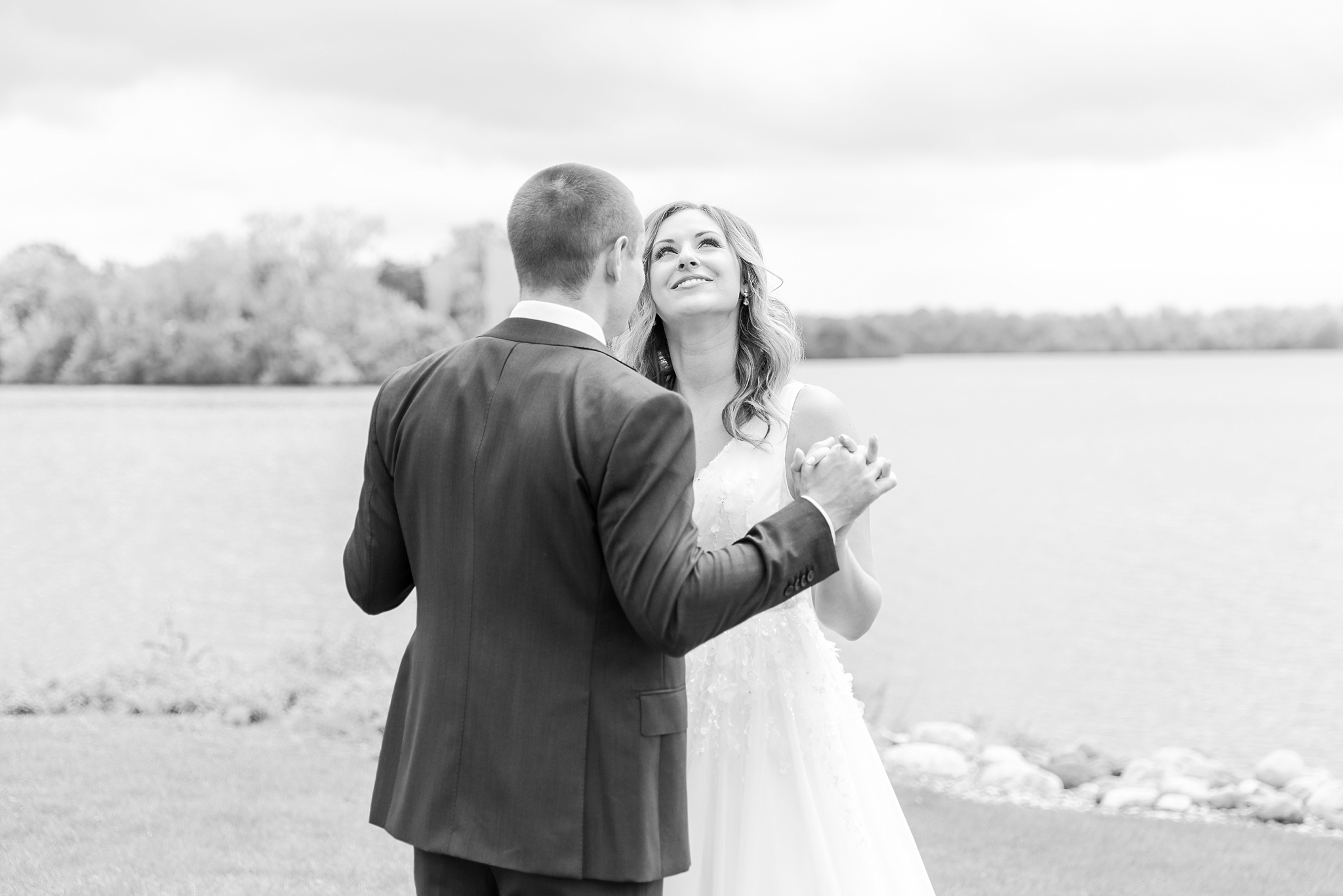 joyful-candid-laid-back-wedding-photos-in-ann-arbor-michigan-and-at-the-eagle-crest-golf-resort-by-courtney-carolyn-photography_0028.jpg