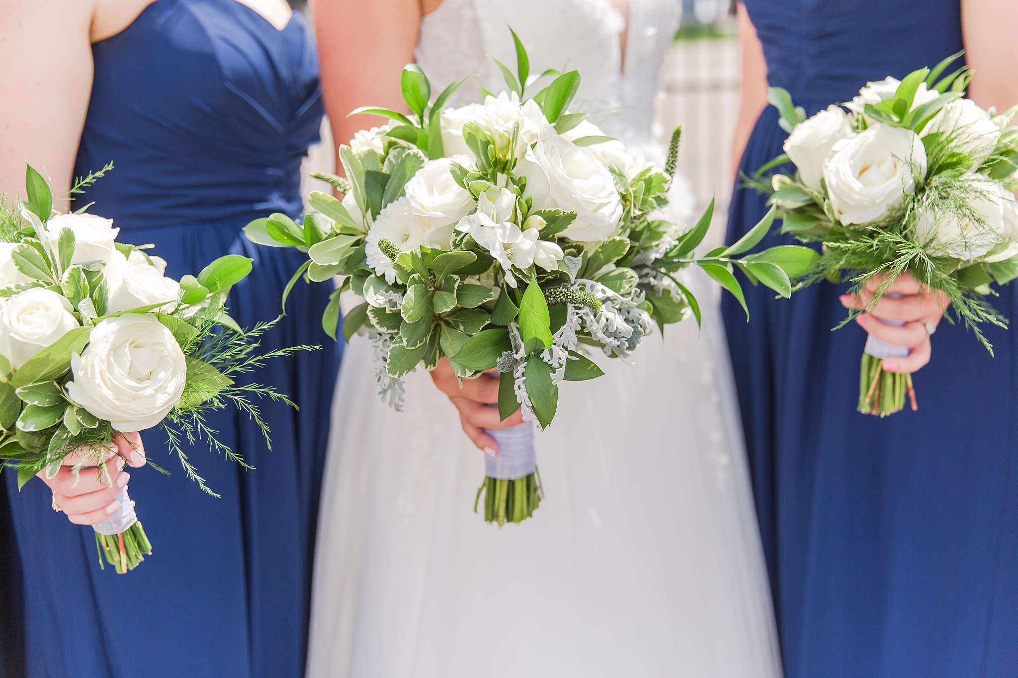 joyful-candid-laid-back-wedding-photos-in-ann-arbor-michigan-and-at-the-eagle-crest-golf-resort-by-courtney-carolyn-photography_0029.jpg