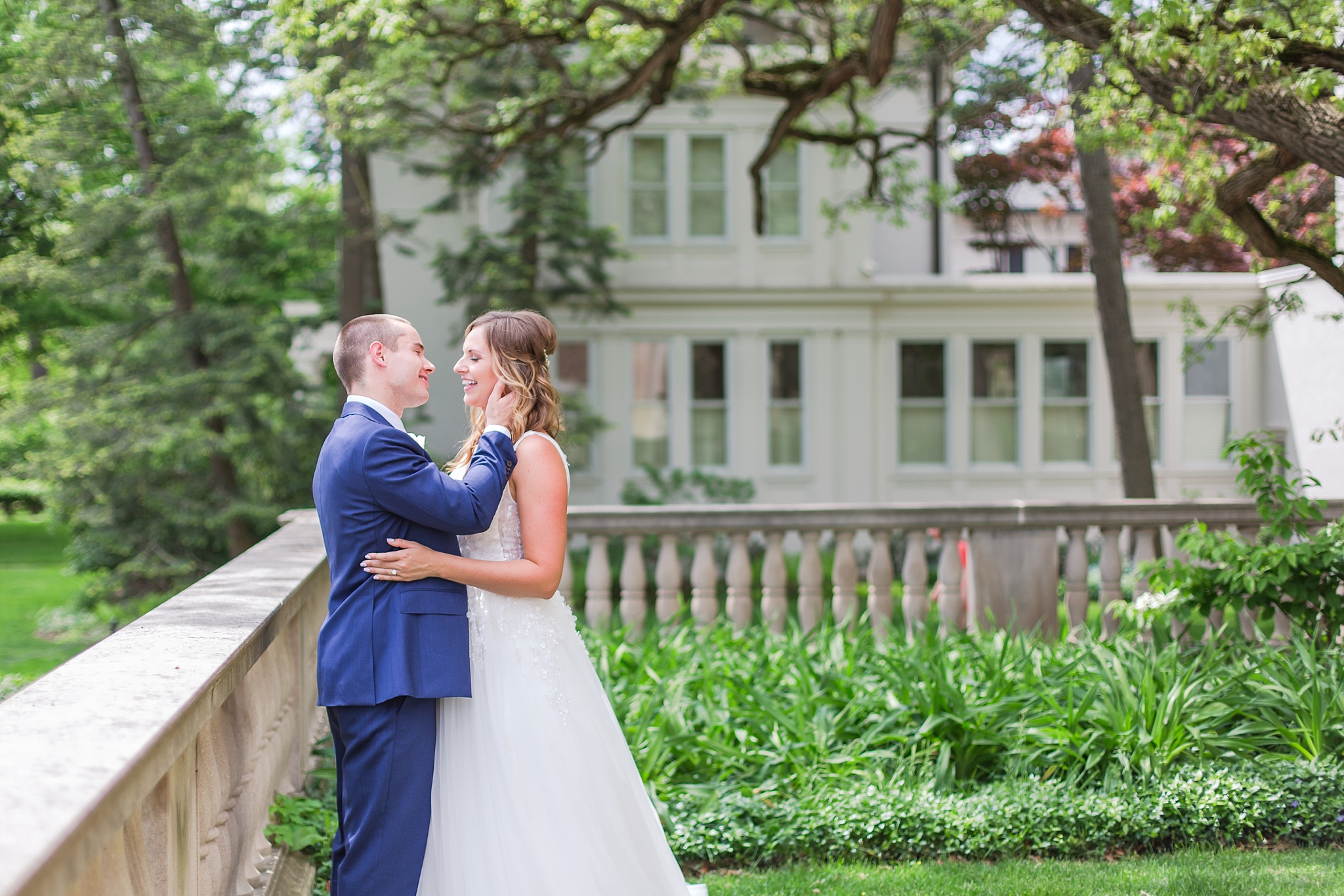 joyful-candid-laid-back-wedding-photos-in-ann-arbor-michigan-and-at-the-eagle-crest-golf-resort-by-courtney-carolyn-photography_0034.jpg