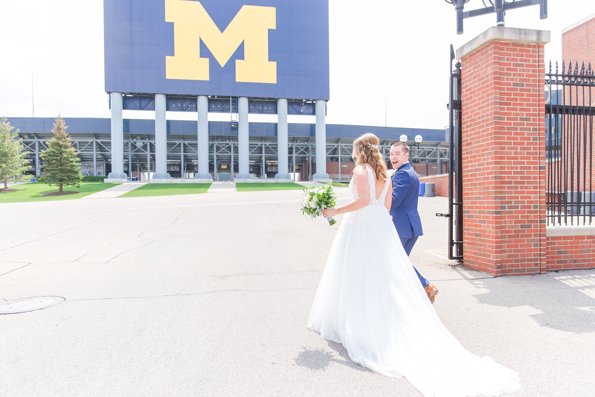 joyful-candid-laid-back-wedding-photos-in-ann-arbor-michigan-and-at-the-eagle-crest-golf-resort-by-courtney-carolyn-photography_0037.jpg