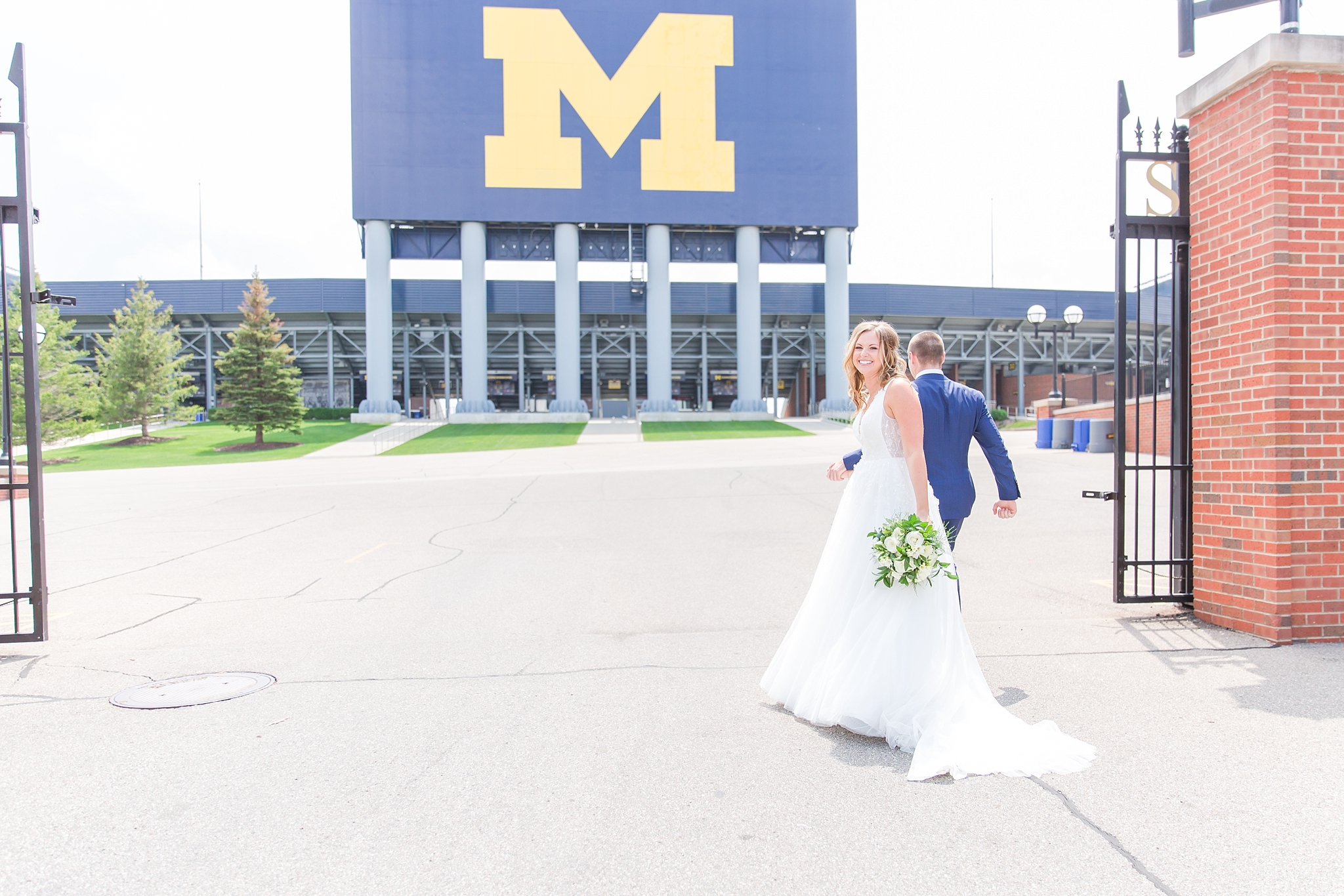joyful-candid-laid-back-wedding-photos-in-ann-arbor-michigan-and-at-the-eagle-crest-golf-resort-by-courtney-carolyn-photography_0038.jpg